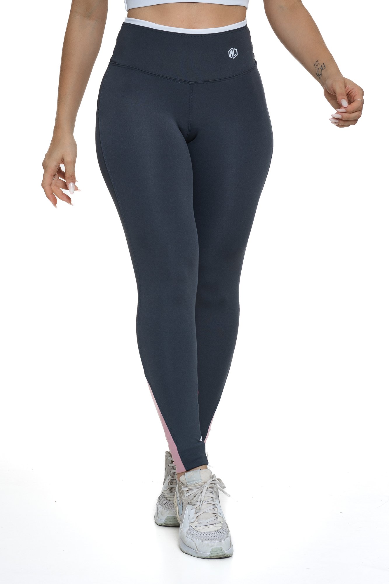 Legging fitness cinza e rosa claro com recortes visto de frente, projetado para conforto e mobilidade, ideal para treinos com estilo e praticidade.
