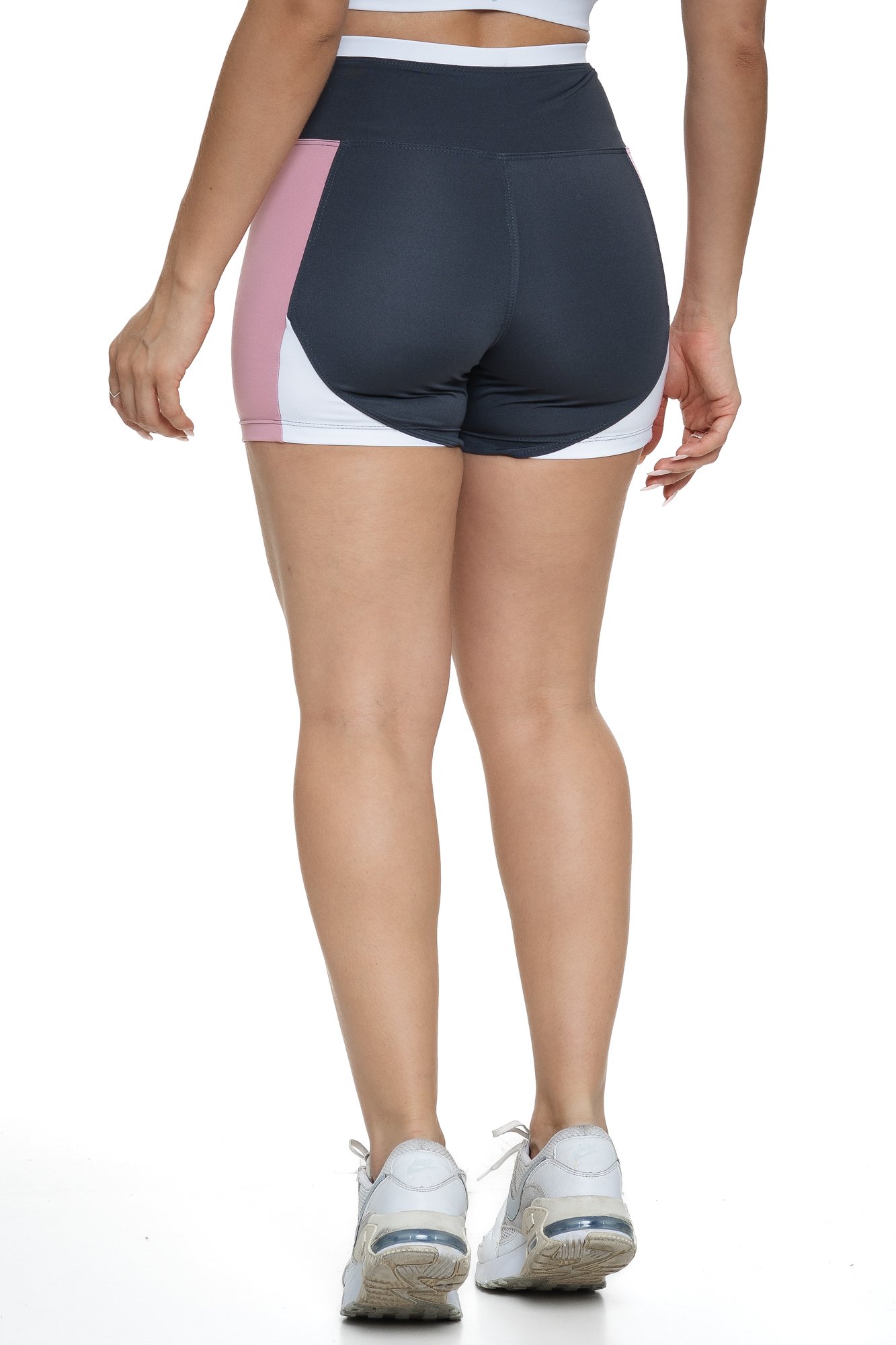 Bermuda fitness cinza e rosa claro com recortes visto de costas, projetado para conforto e mobilidade, ideal para treinos com estilo e praticidade.