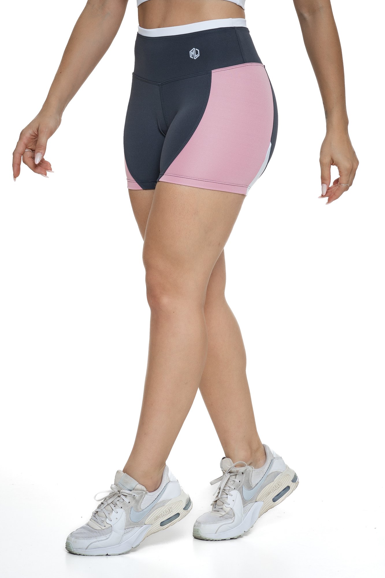 Bermuda fitness cinza e rosa claro com recortes visto de lado, projetado para conforto e mobilidade, ideal para treinos com estilo e praticidade.
