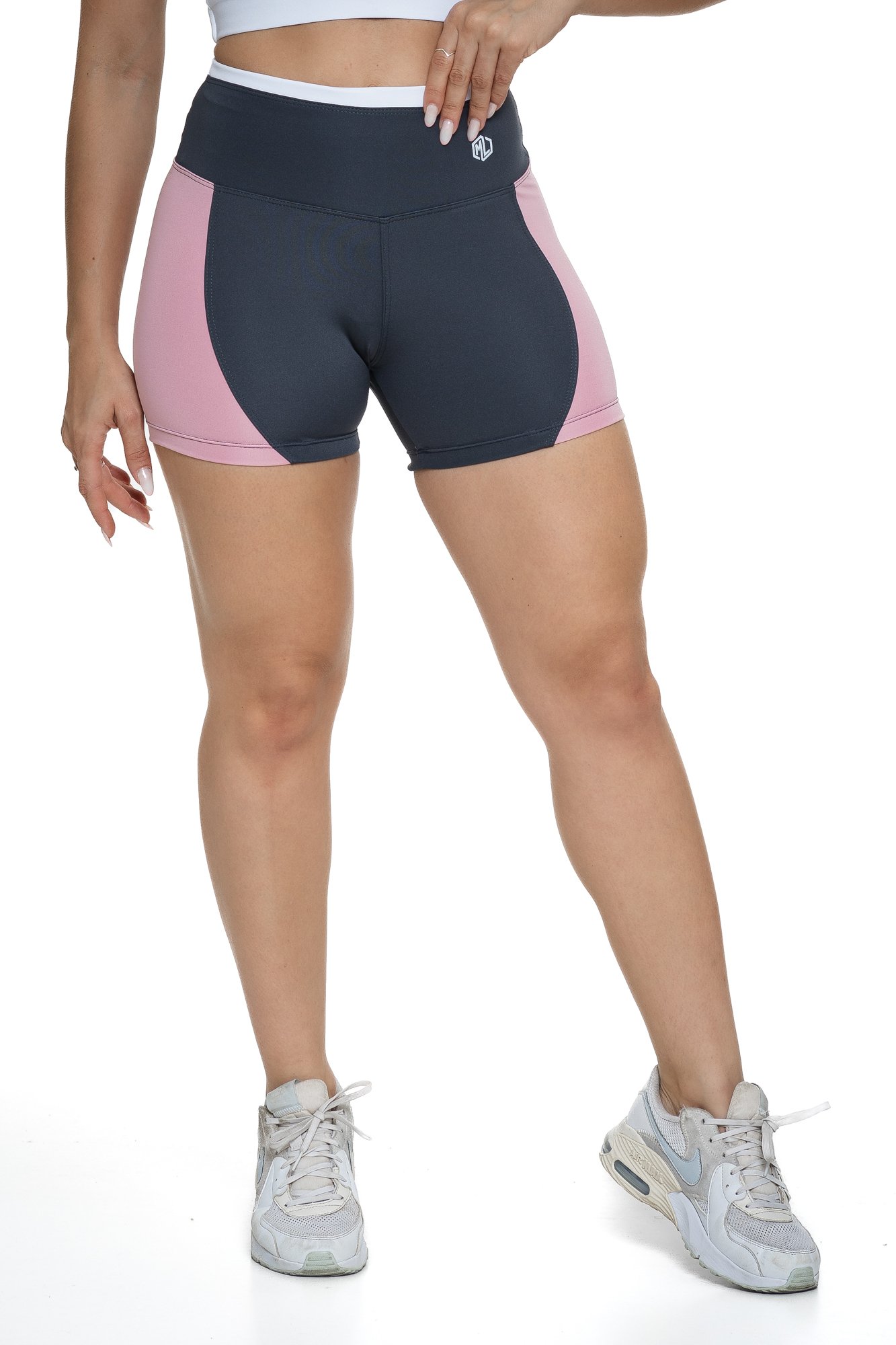 Bermuda fitness cinza e rosa claro com recortes visto de frente, projetado para conforto e mobilidade, ideal para treinos com estilo e praticidade.