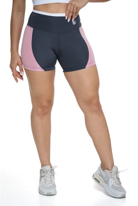 Bermuda fitness cinza e rosa claro com recortes visto de frente, projetado para conforto e mobilidade, ideal para treinos com estilo e praticidade.