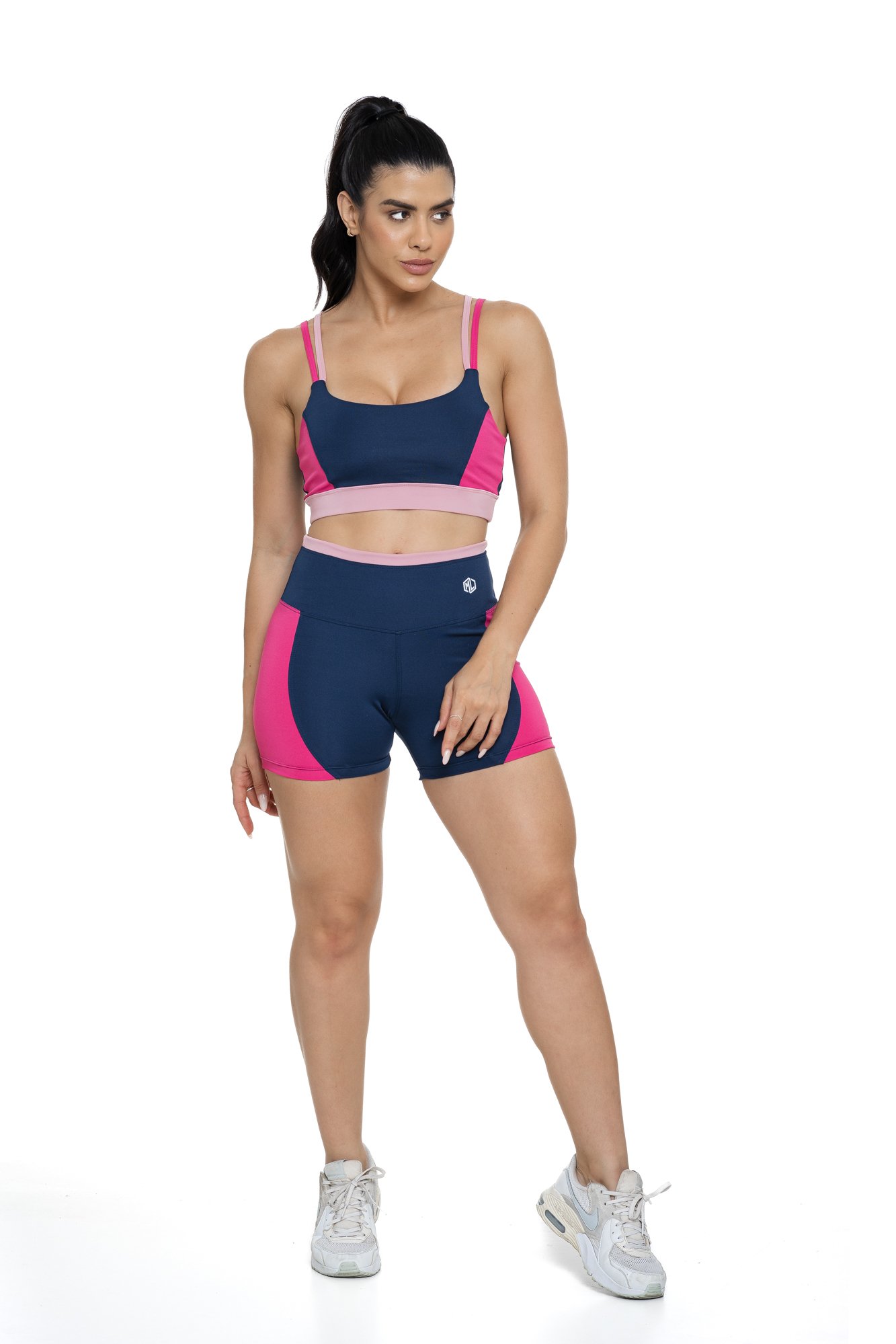 Conjunto bermuda fitness azul marinho e rosa com recortes visto de frente, ideal para treinos com estilo e praticidade.