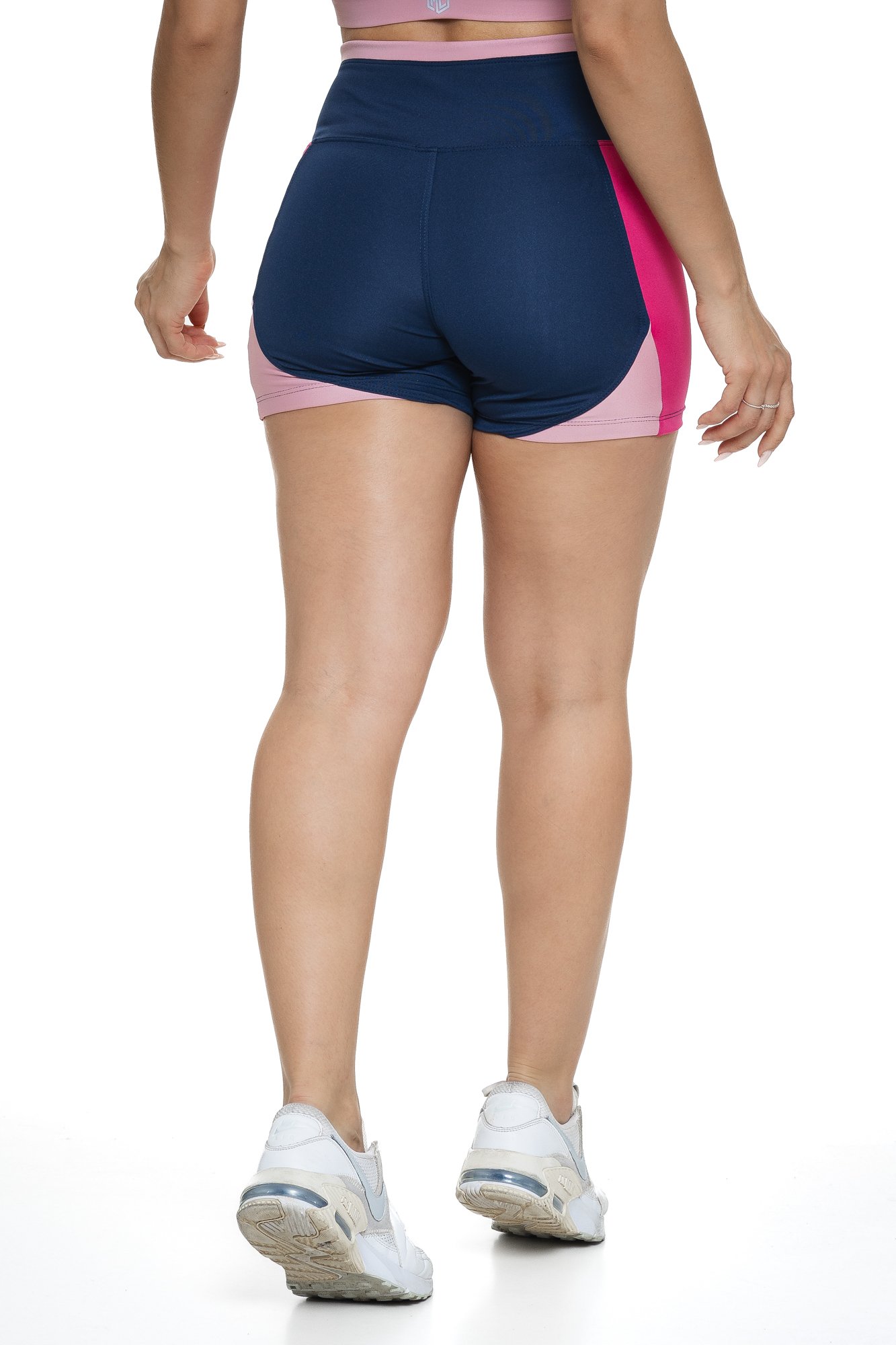 Bermuda fitness azul marinho e rosa com recortes visto de costas, projetado para conforto e mobilidade, ideal para treinos com estilo e praticidade.