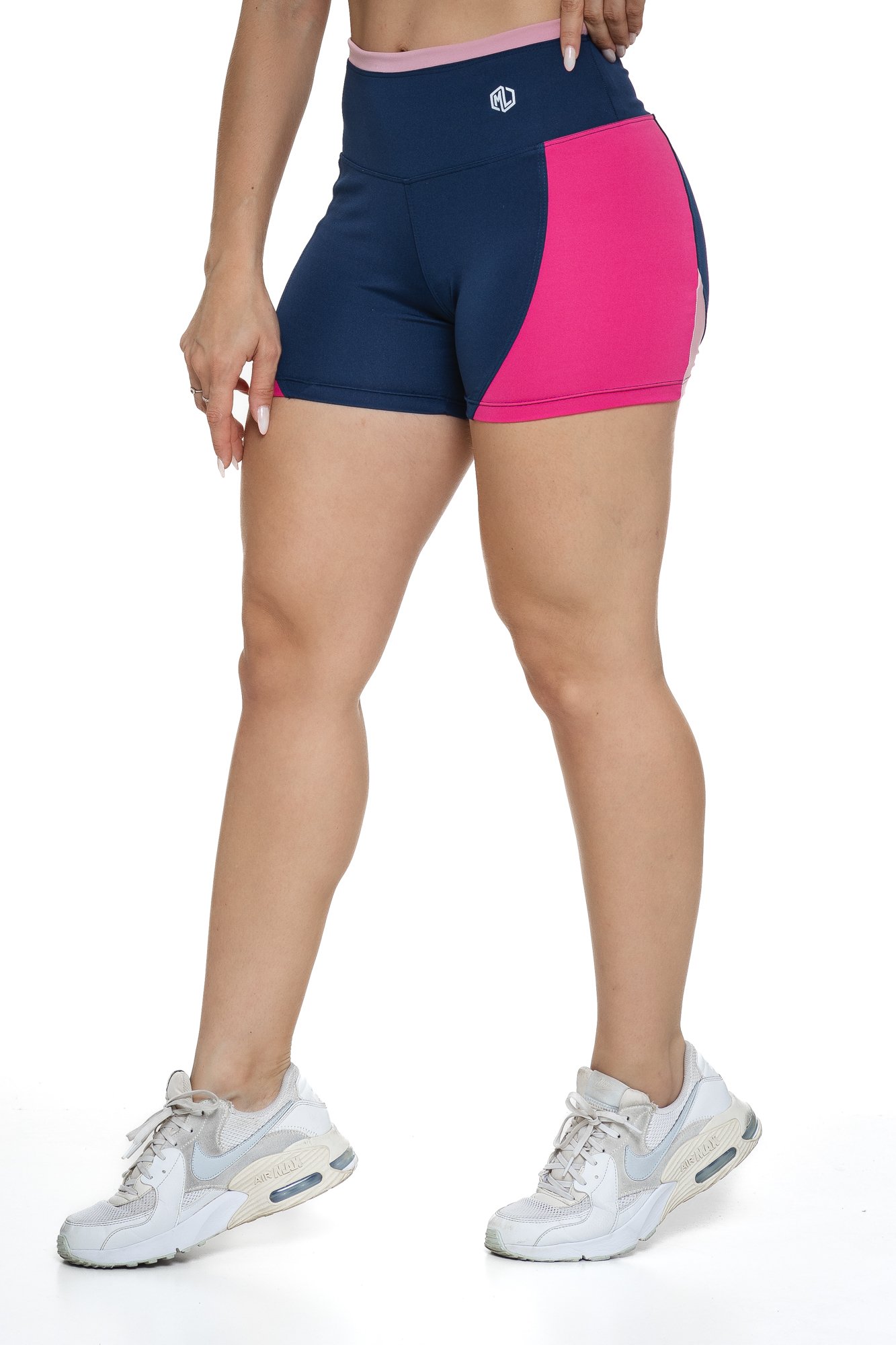 Bermuda fitness azul marinho e rosa com recortes visto de lado, projetado para conforto e mobilidade, ideal para treinos com estilo e praticidade.