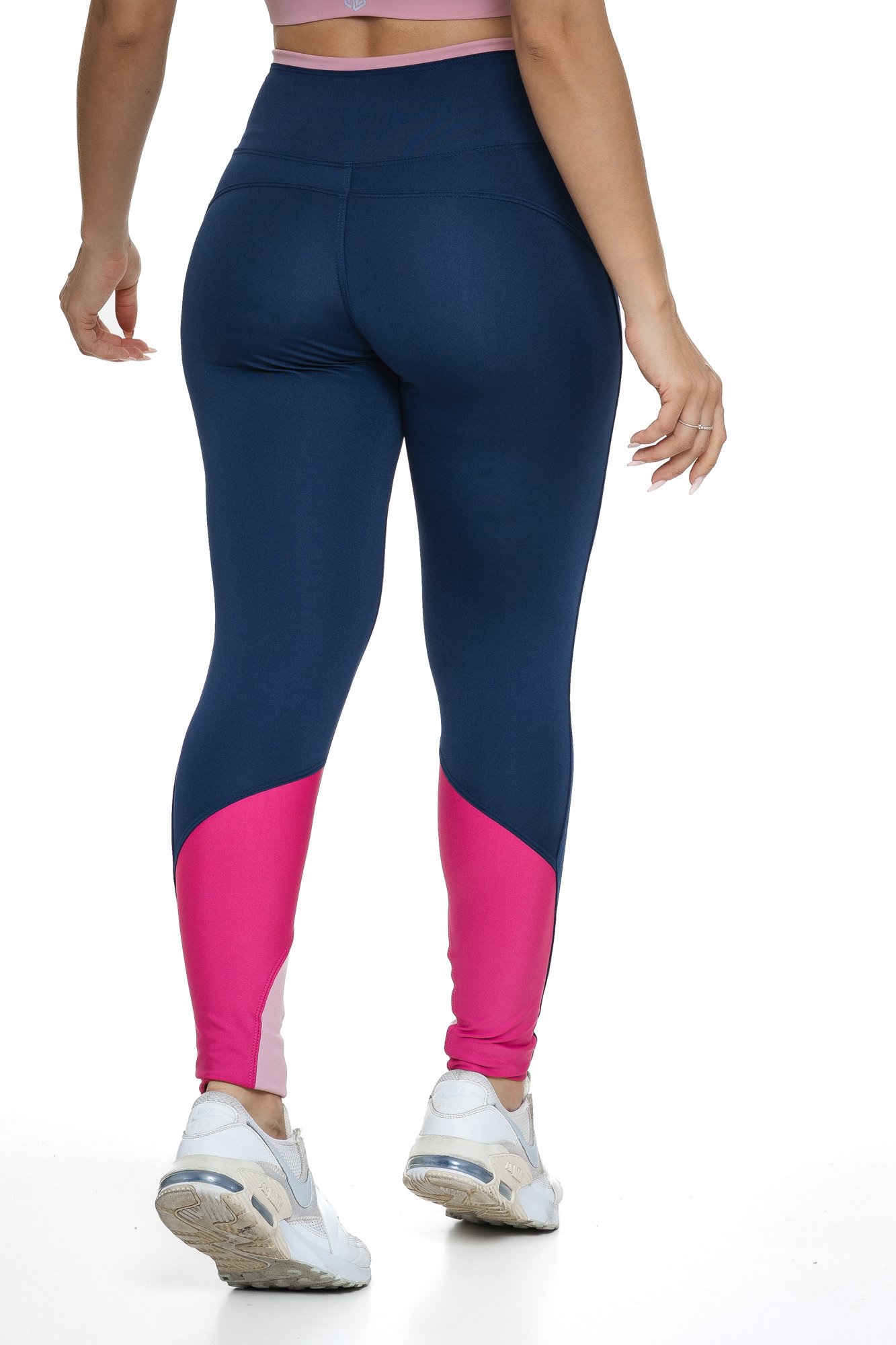 Legging fitness azul marinho e rosa com recortes visto de costas, projetado para conforto e mobilidade, ideal para treinos com estilo e praticidade.