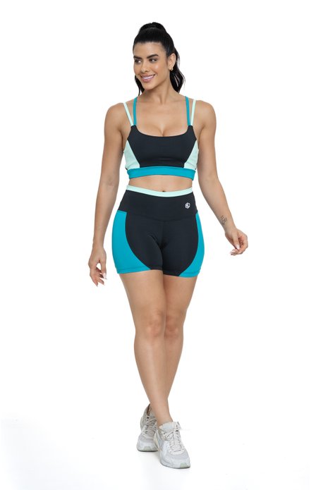 Conjunto bermuda fitness preto e verde com recortes visto de frente, ideal para treinos com estilo e praticidade.