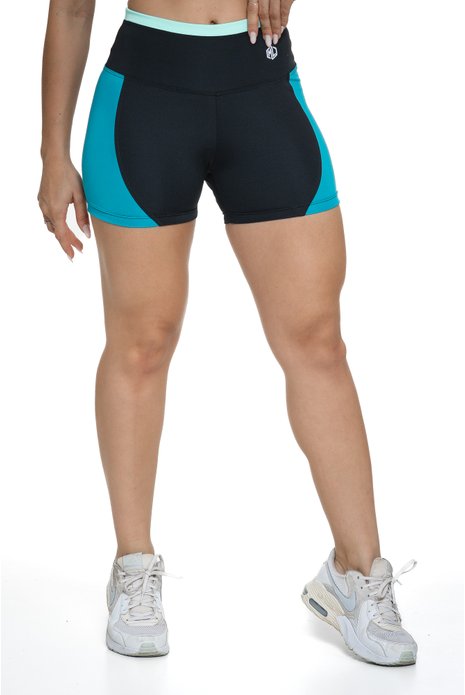 Bermuda fitness preto e verde com recortes visto de frente, projetado para conforto e mobilidade, ideal para treinos com estilo e praticidade.