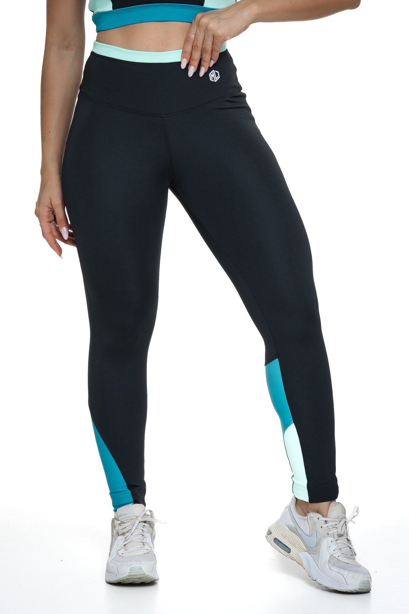 Legging fitness preto e verde com recortes visto de frente, projetado para conforto e mobilidade, ideal para treinos com estilo e praticidade.