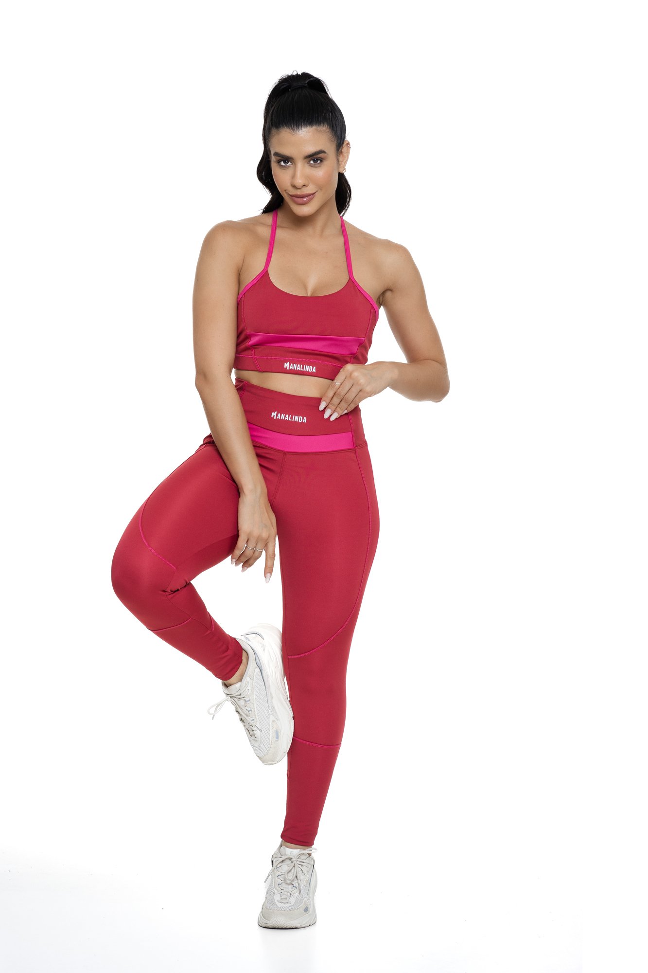 Conjunto feminino bordô e magenta com recortes visto de frente, projetado para conforto e mobilidade, ideal para treinos com estilo e praticidade.