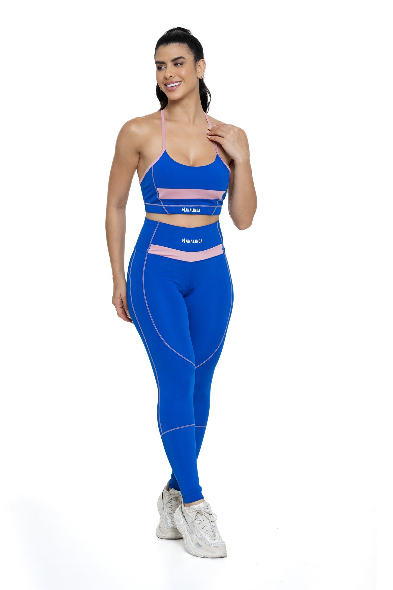 Conjunto Feminino com Recortes Azul Bic e Quartzo Conjunto feminino azul bic e quartzo com recortes visto de frente, projetado para conforto e mobilidade, ideal para treinos com estilo e praticidade.