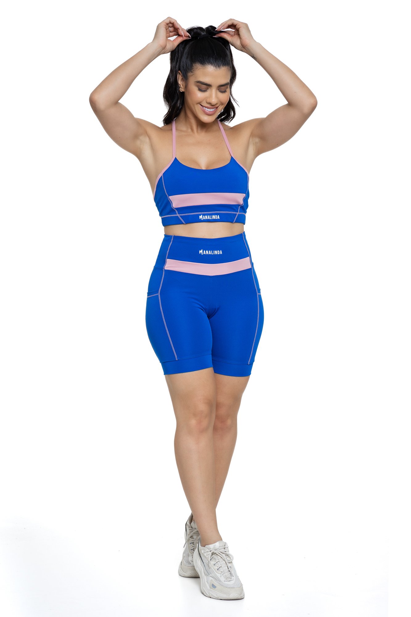 Conjunto bermuda feminino azul bic e quartzo com bolso visto de frente, ideal para treinos com estilo e praticidade.