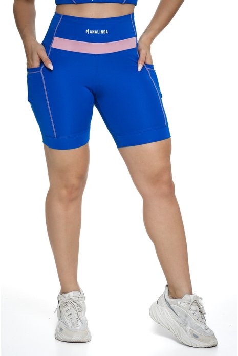Bermuda feminina azul bic e quartzo com bolso visto de frente, projetado para conforto e mobilidade, ideal para treinos com estilo e praticidade.