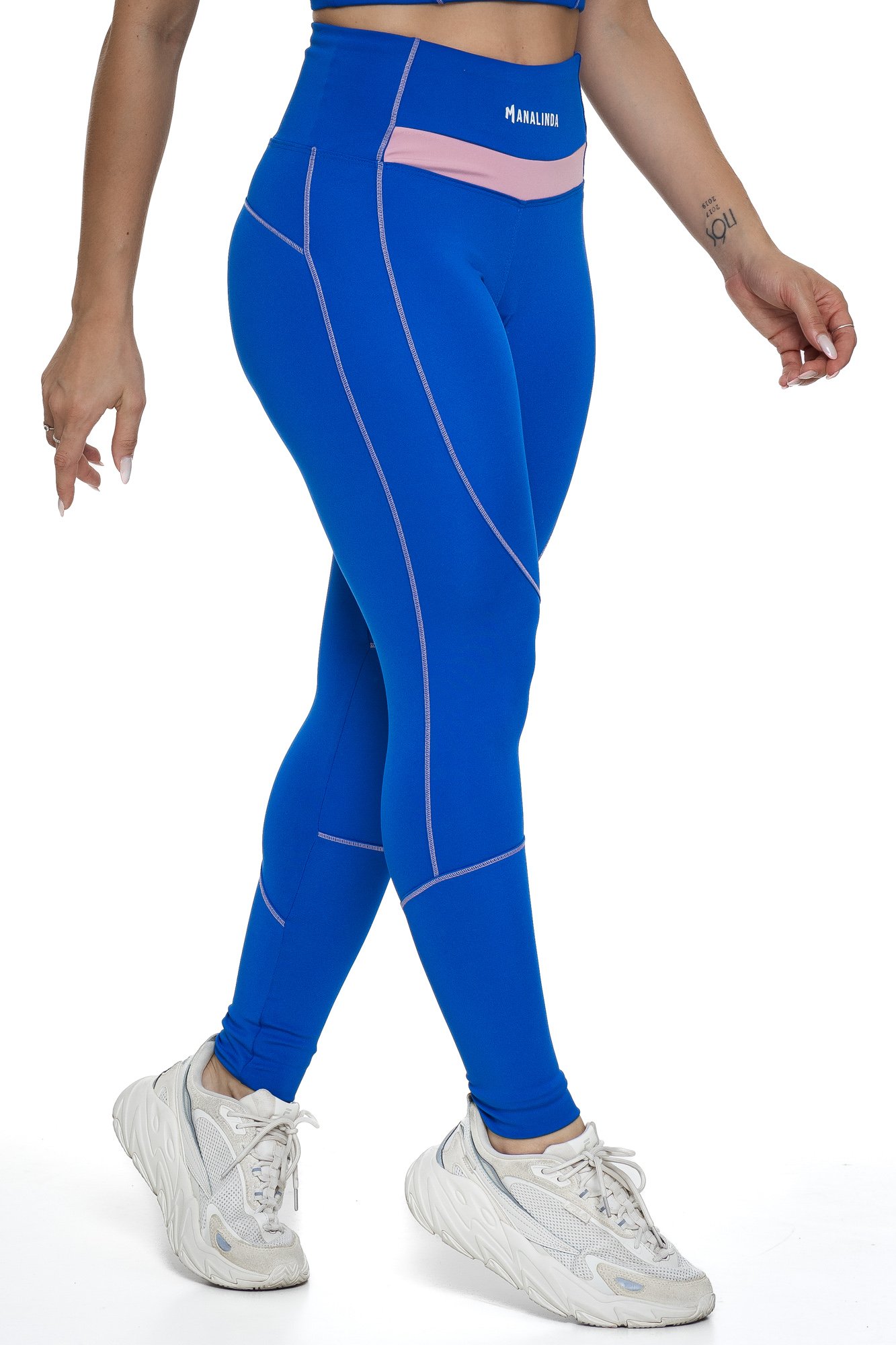 Legging feminina azul bic e quartzo com recortes visto de lado, projetado para conforto e mobilidade, ideal para treinos com estilo e praticidade.
