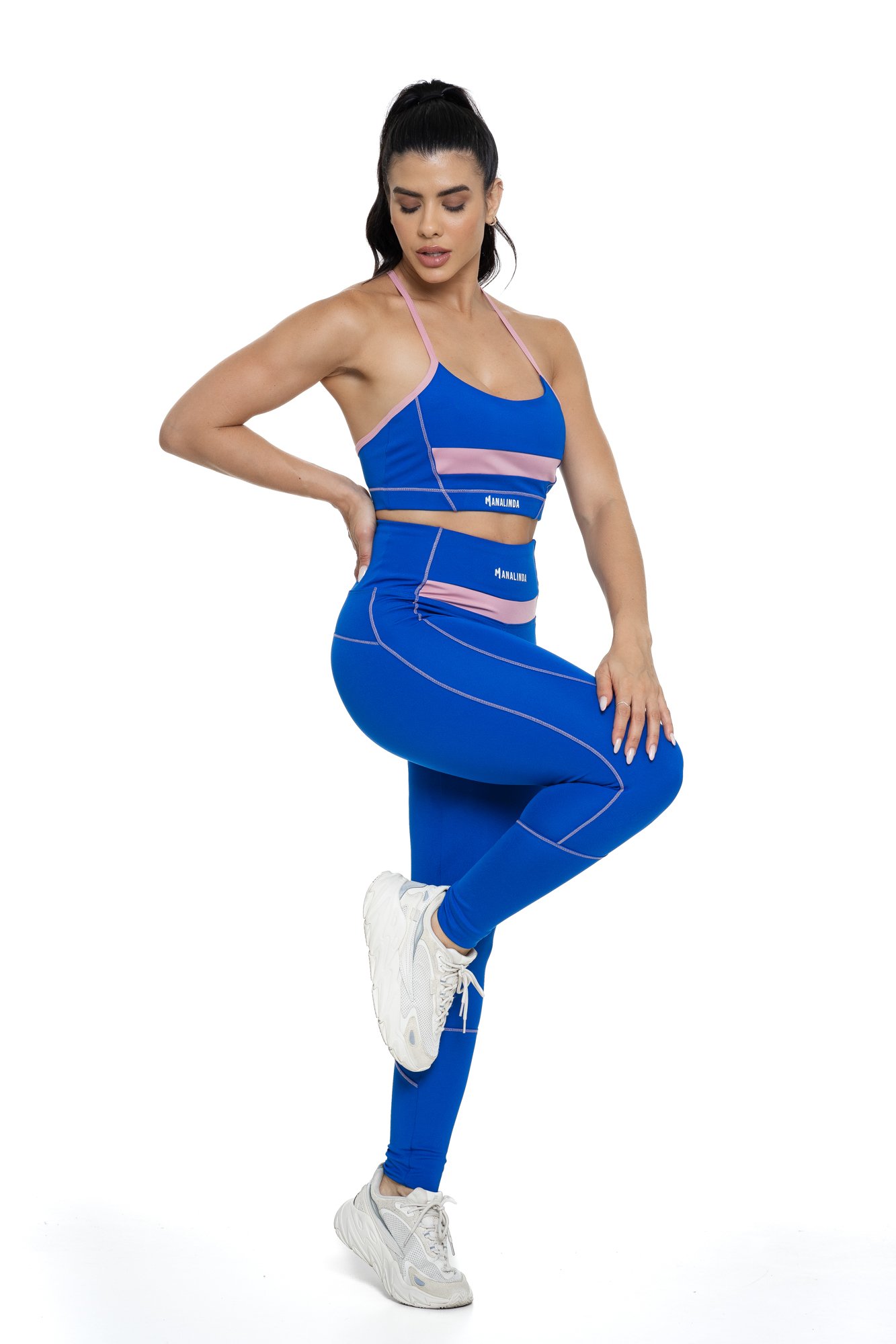 Conjunto feminino azul bic e quartzo com recortes visto de frente, projetado para conforto e mobilidade, ideal para treinos com estilo e praticidade.
