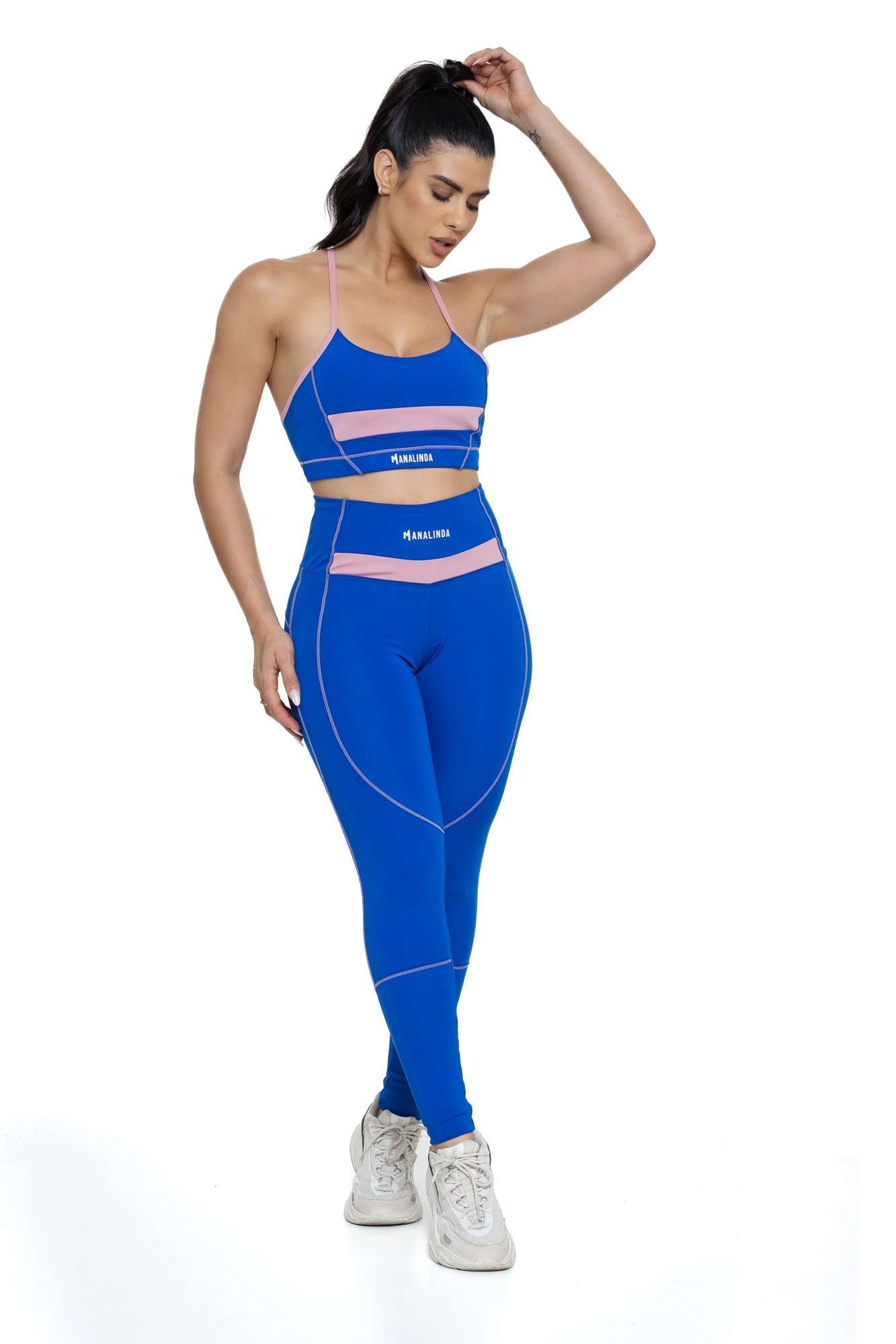Conjunto feminino azul bic e quartzo com recortes visto de frente, projetado para conforto e mobilidade, ideal para treinos com estilo e praticidade.