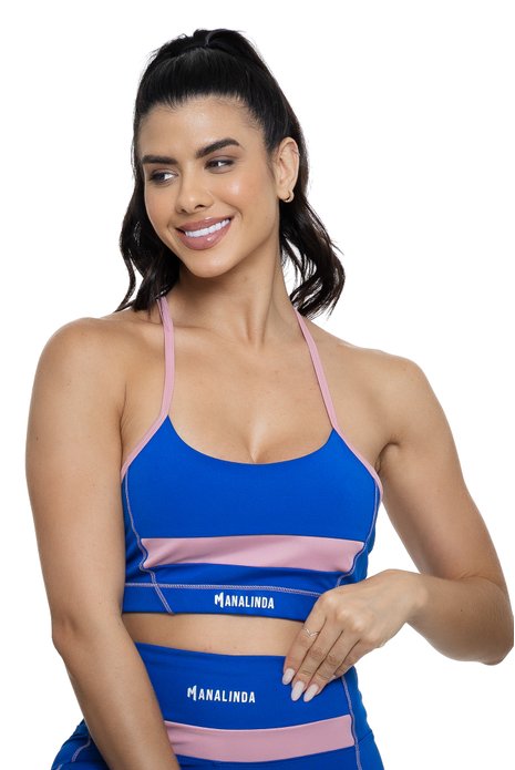 Conjunto feminino azul bic e quartzo com recortes visto de frente, projetado para conforto e mobilidade, ideal para treinos com estilo e praticidade.