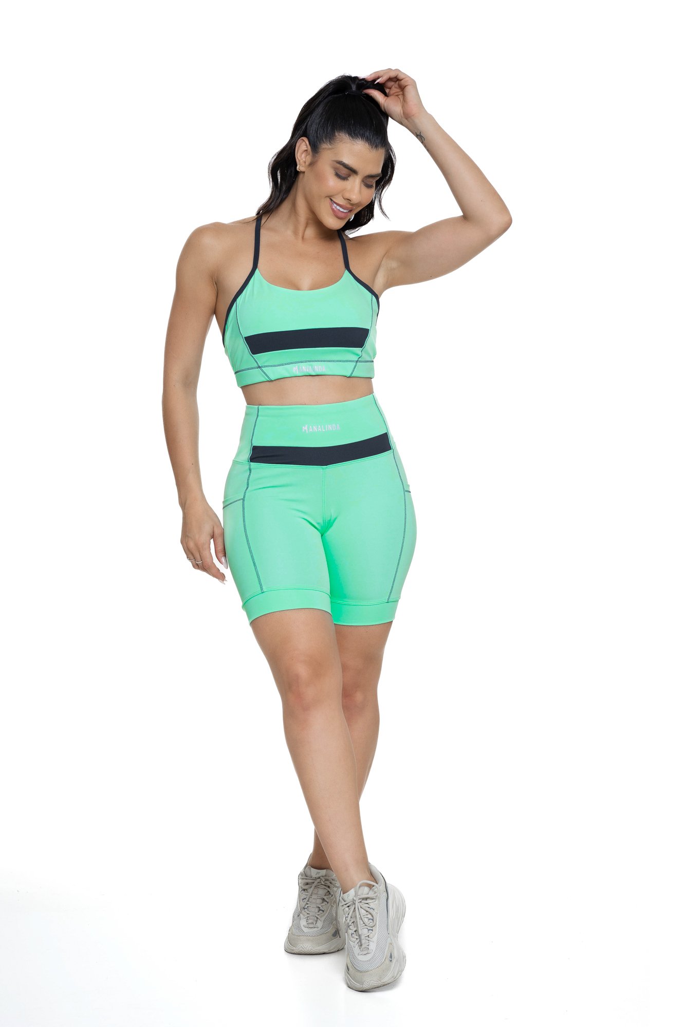 Conjunto bermuda feminino verde água e grafite com bolso visto de frente, ideal para treinos com estilo e praticidade.