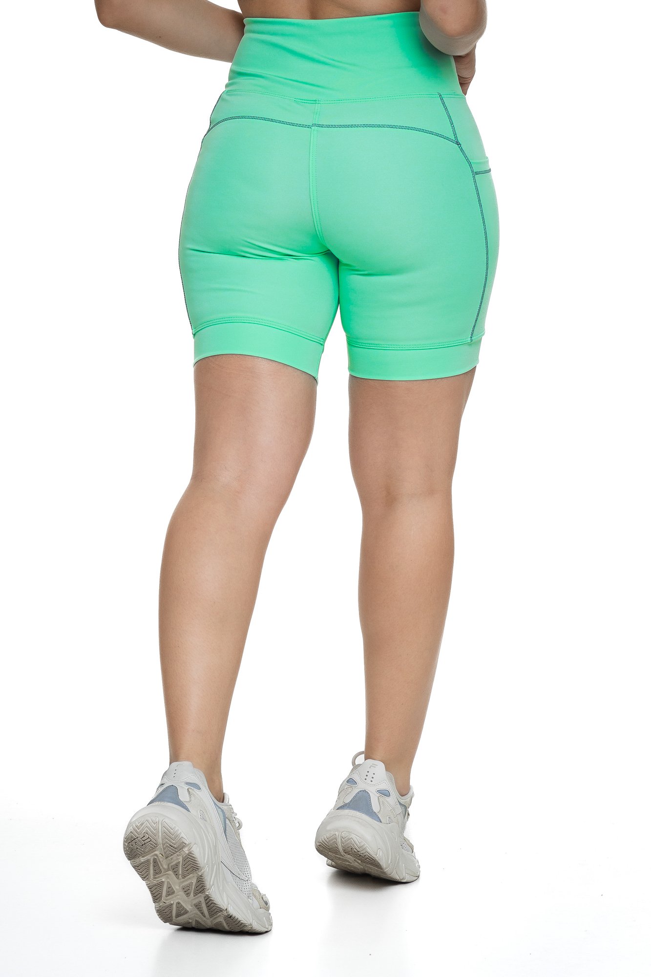 Bermuda feminina verde água e grafite com bolso visto de costas, projetado para conforto e mobilidade, ideal para treinos com estilo e praticidade.