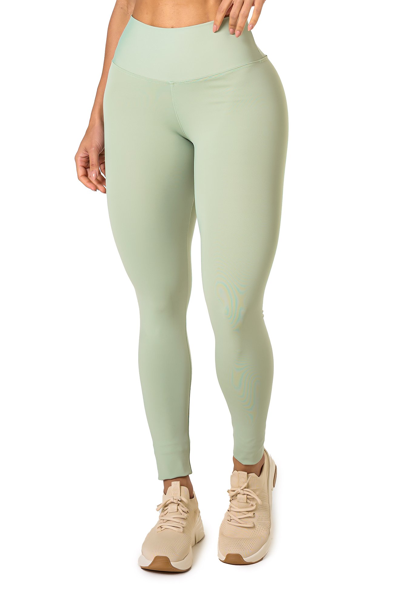 Legging básica verde claro em poliamida, projetado para conforto e mobilidade, ideal para treinos com estilo e praticidade.