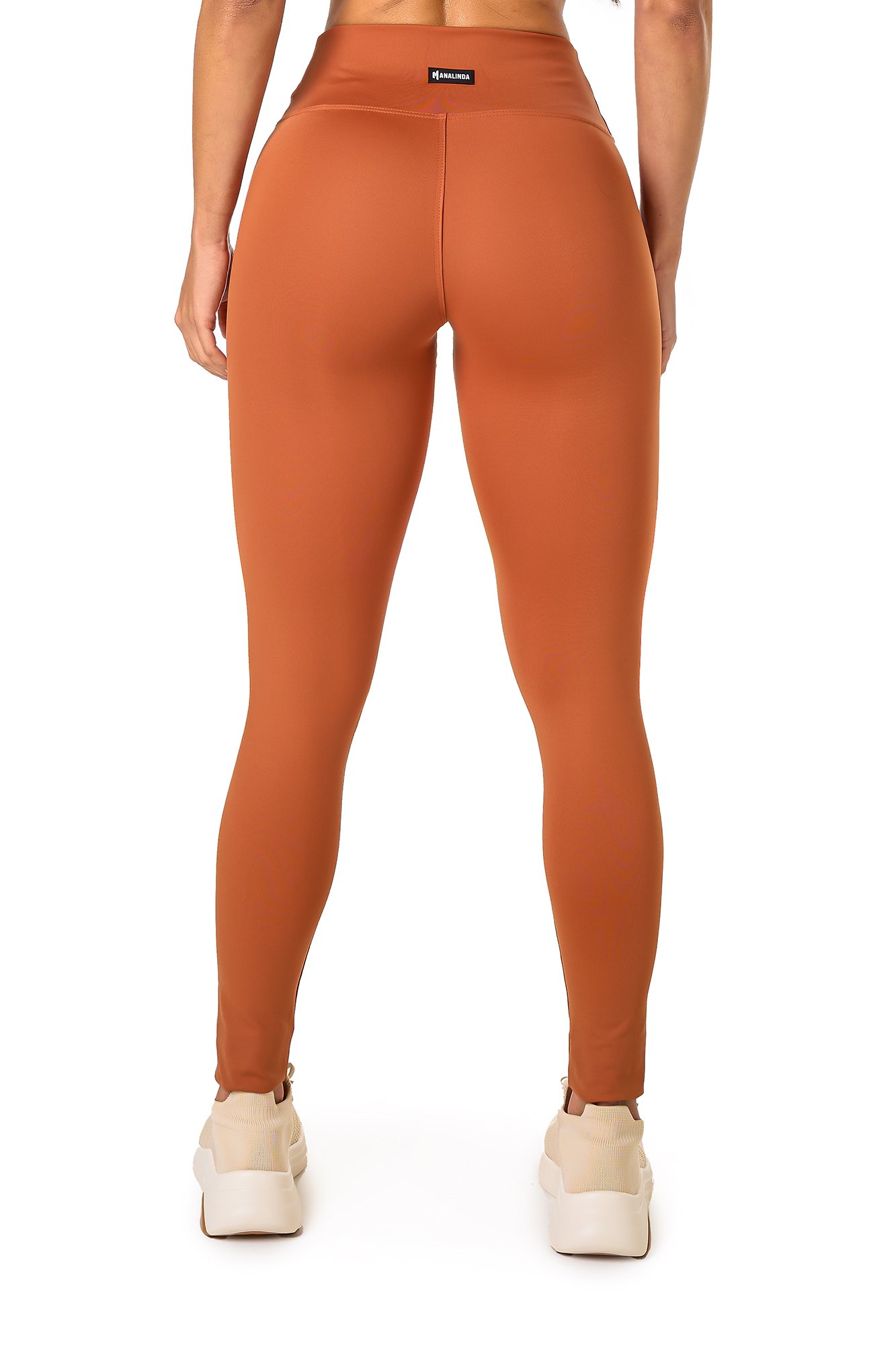 Legging básica marrom claro em poliamida, projetado para conforto e mobilidade, ideal para treinos com estilo e praticidade.