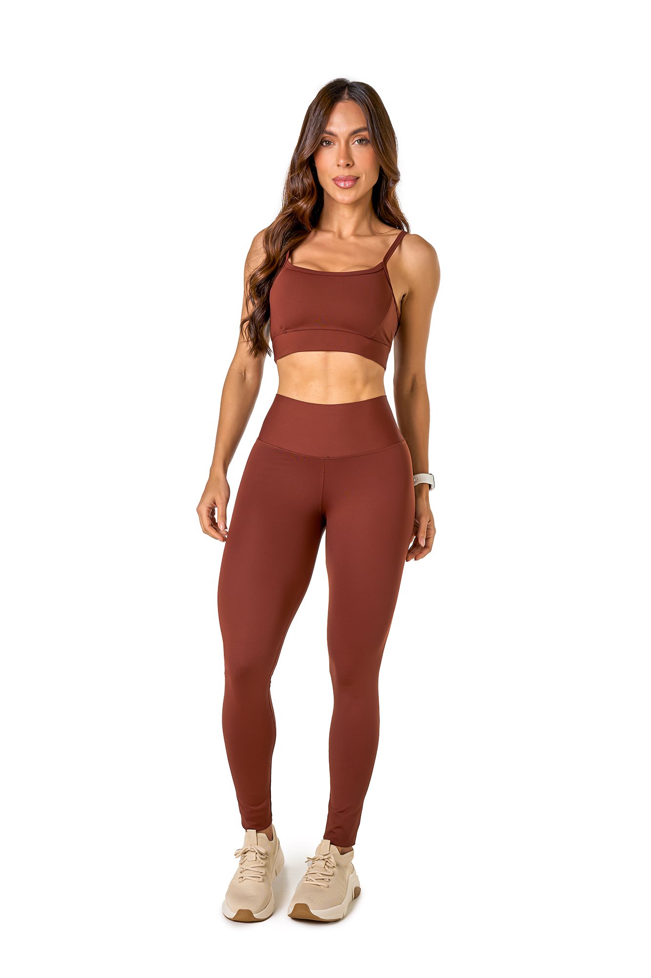 Conjunto básico marrom escuro em poliamida, projetado para conforto e mobilidade, ideal para treinos com estilo e praticidade.