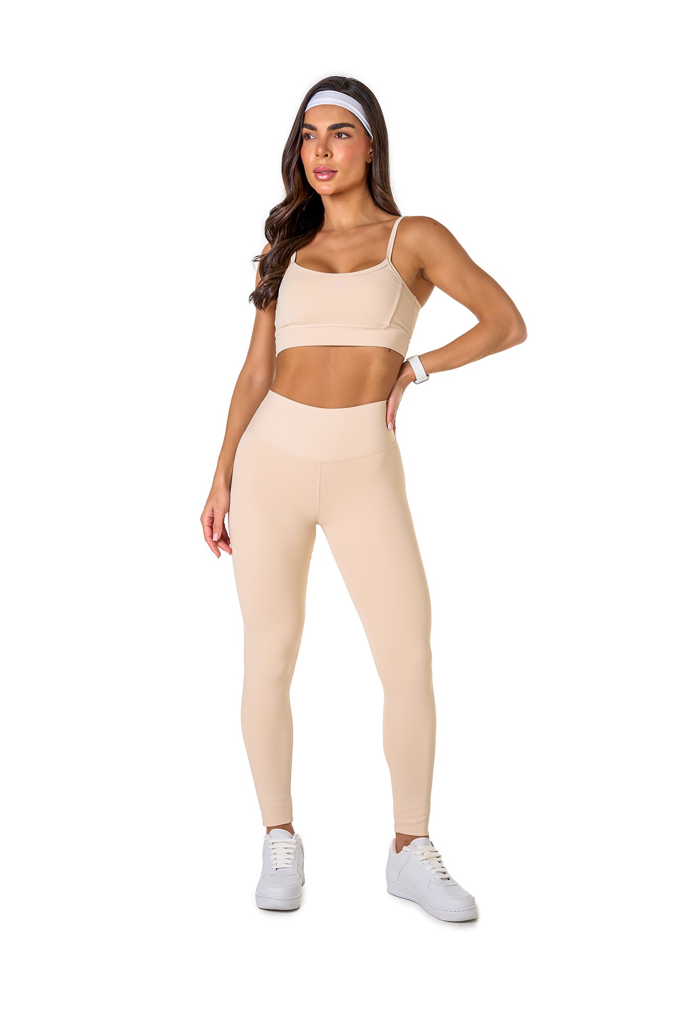 Conjunto básico off white em poliamida, projetado para conforto e mobilidade, ideal para treinos com estilo e praticidade.