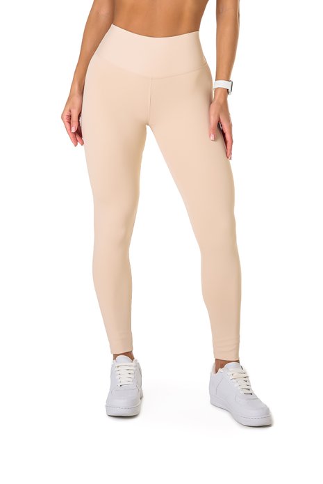 Legging básica off white em poliamida, projetado para conforto e mobilidade, ideal para treinos com estilo e praticidade.