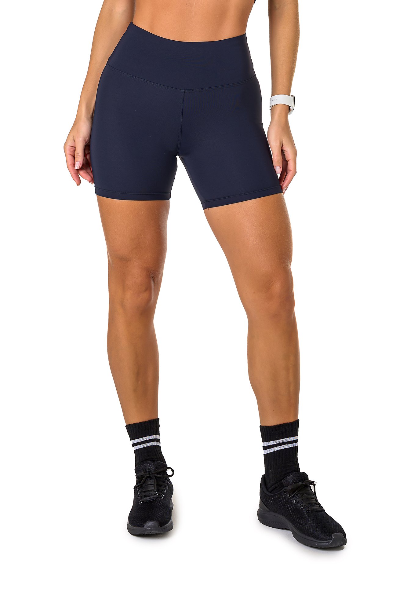 Bermuda básica preta em poliamida, projetado para conforto e mobilidade, ideal para treinos com estilo e praticidade.