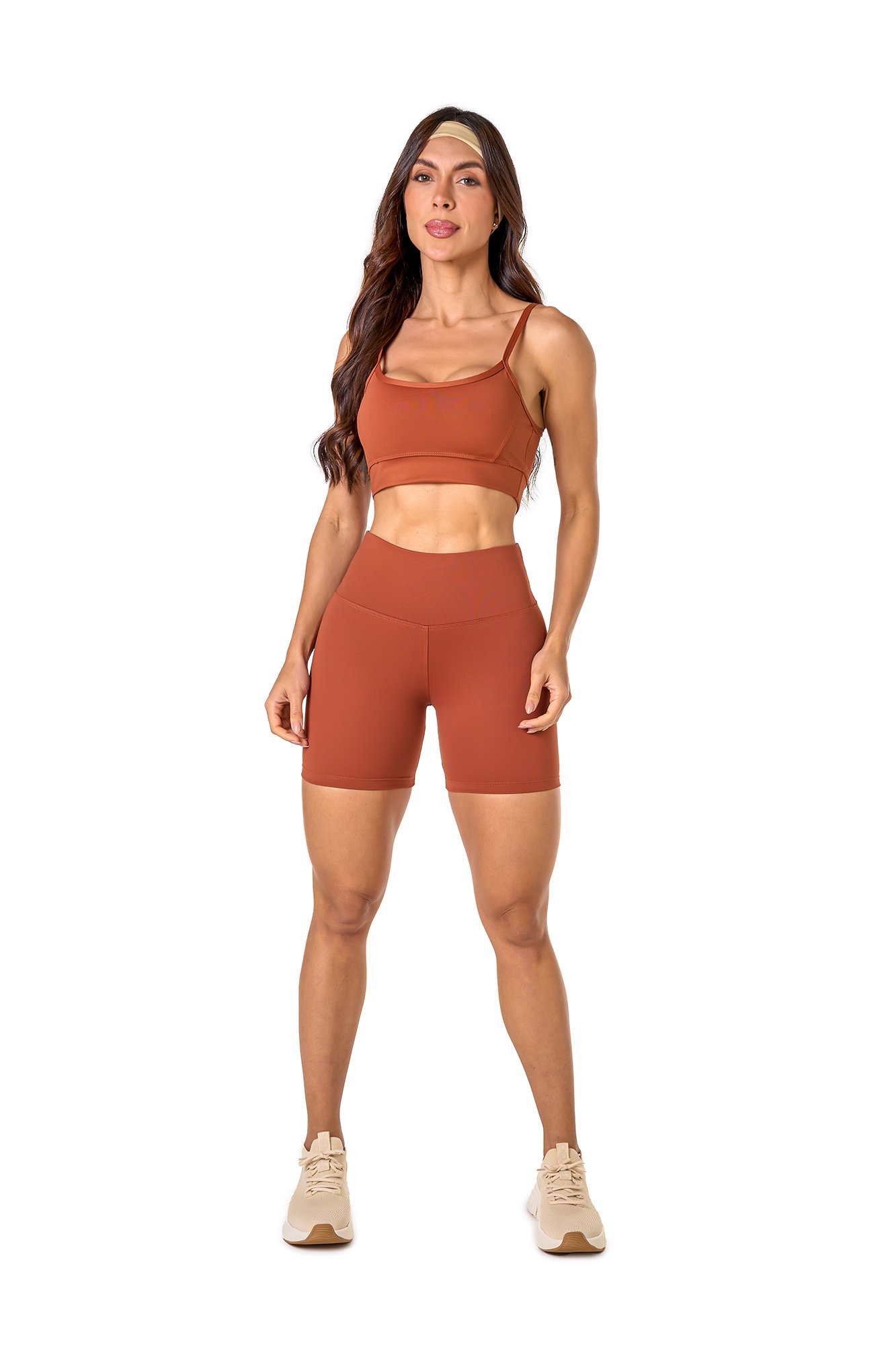 Conjunto bermuda básica marrom claro em poliamida, projetado para conforto e mobilidade, ideal para treinos com estilo e praticidade.