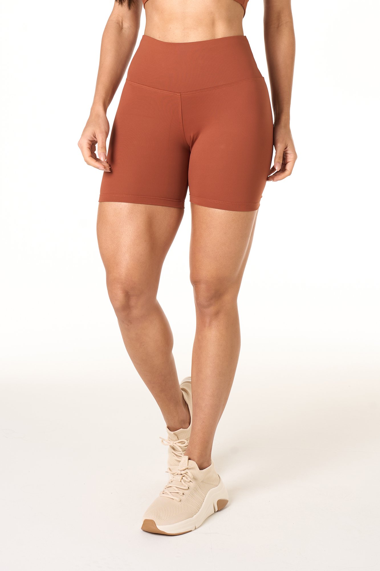 Bermuda básica marrom claro em poliamida, projetado para conforto e mobilidade, ideal para treinos com estilo e praticidade.