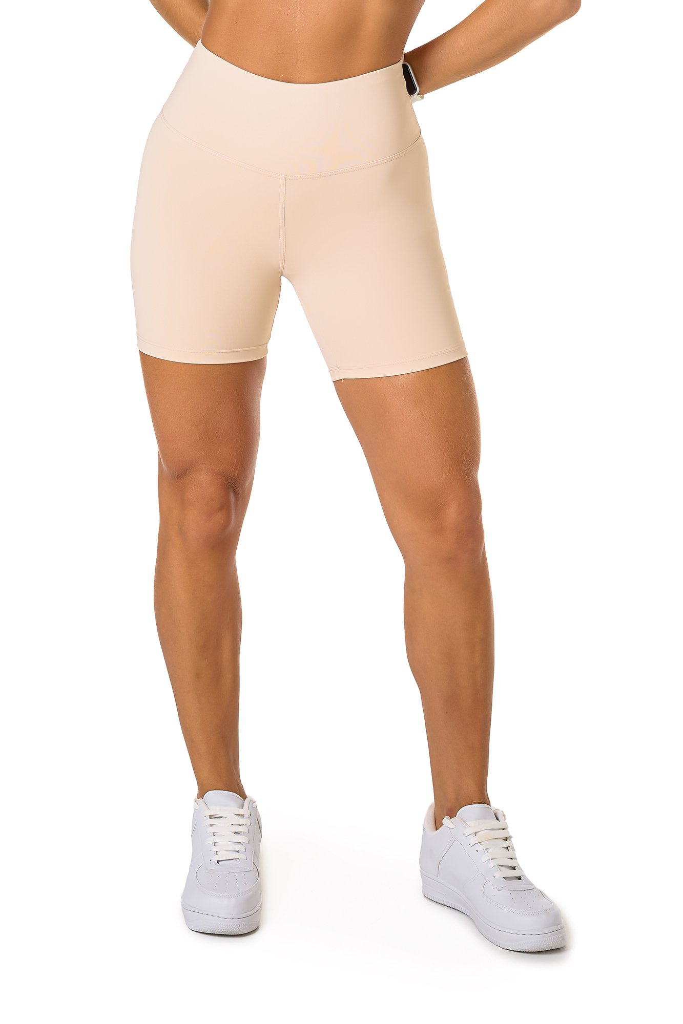 Bermuda básica off white em poliamida, projetado para conforto e mobilidade, ideal para treinos com estilo e praticidade.