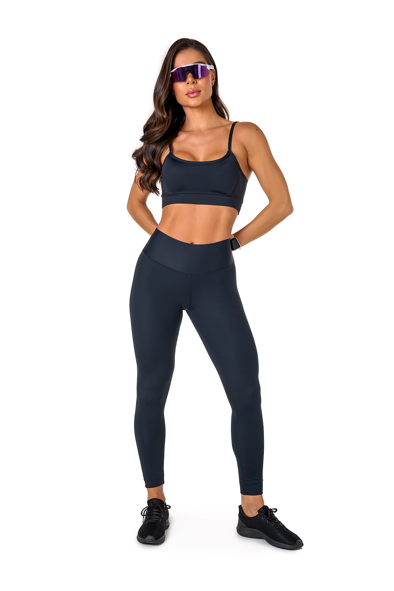 Conjunto básico preto em poliamida, projetado para conforto e mobilidade, ideal para treinos com estilo e praticidade.