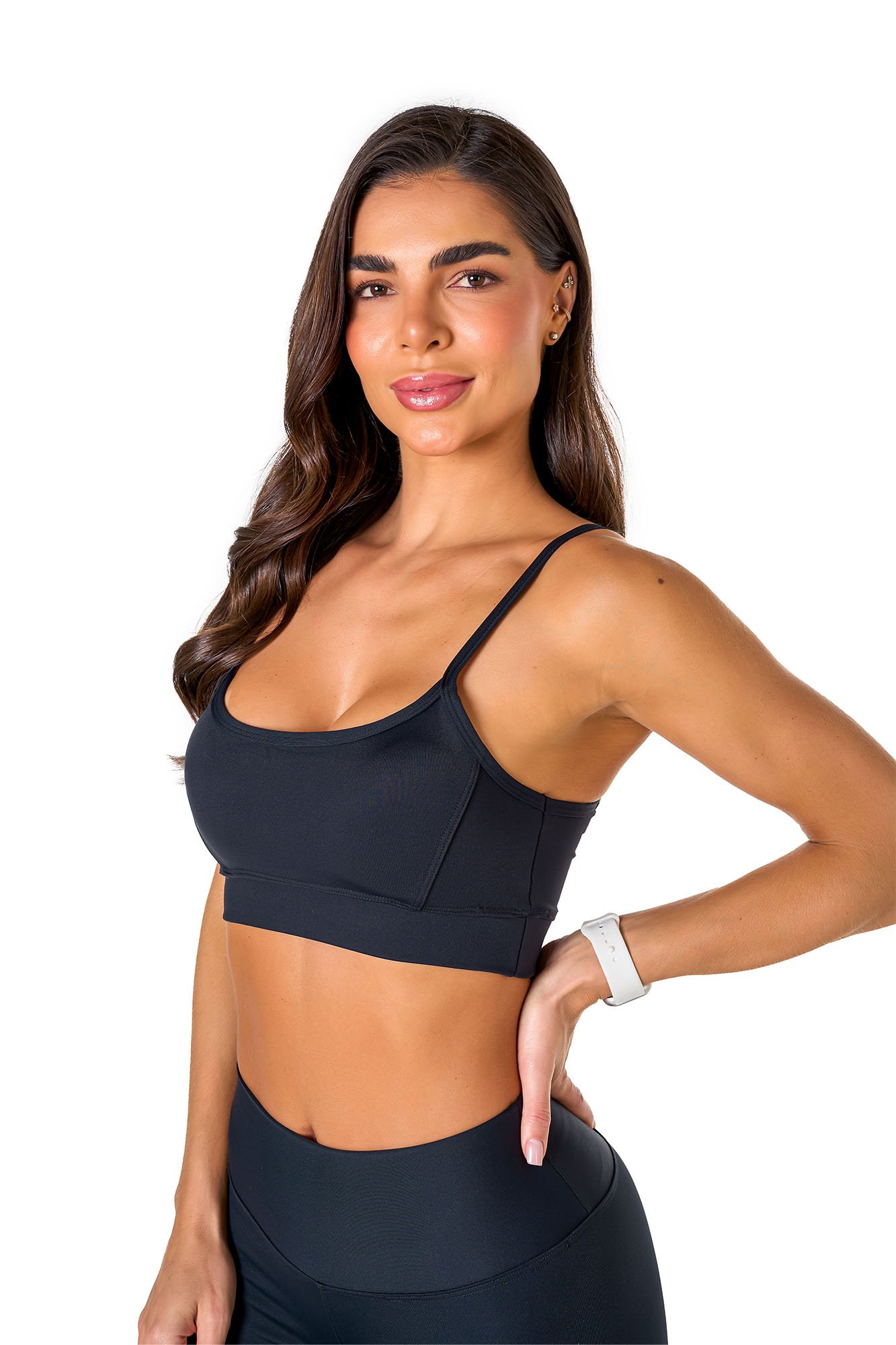 Top básico preto em poliamida, projetado para conforto e mobilidade, ideal para treinos com estilo e praticidade.