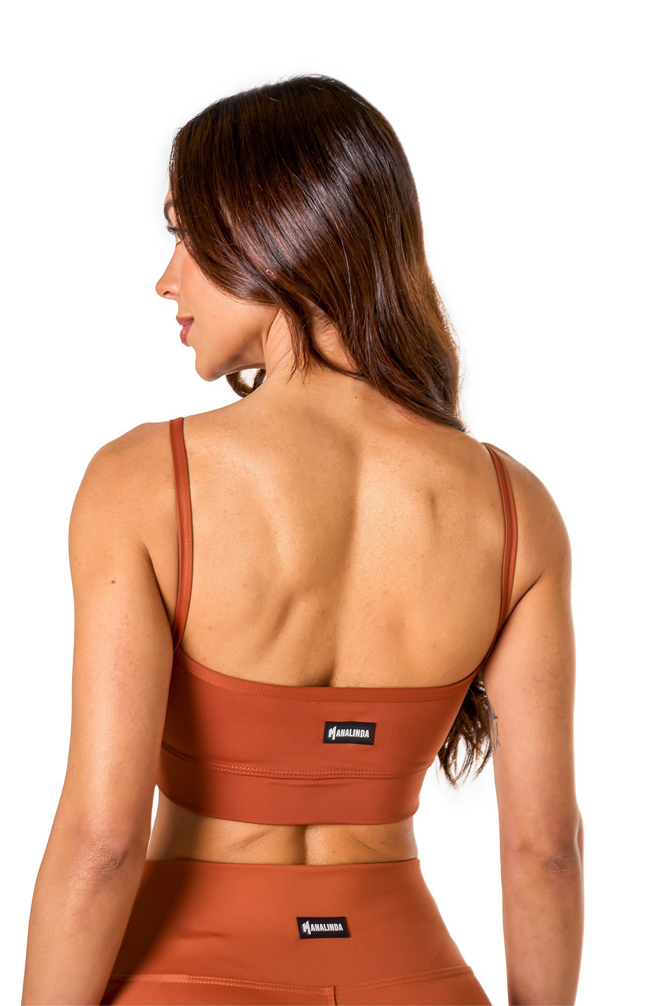 Top básico marrom claro em poliamida, projetado para conforto e mobilidade, ideal para treinos com estilo e praticidade.