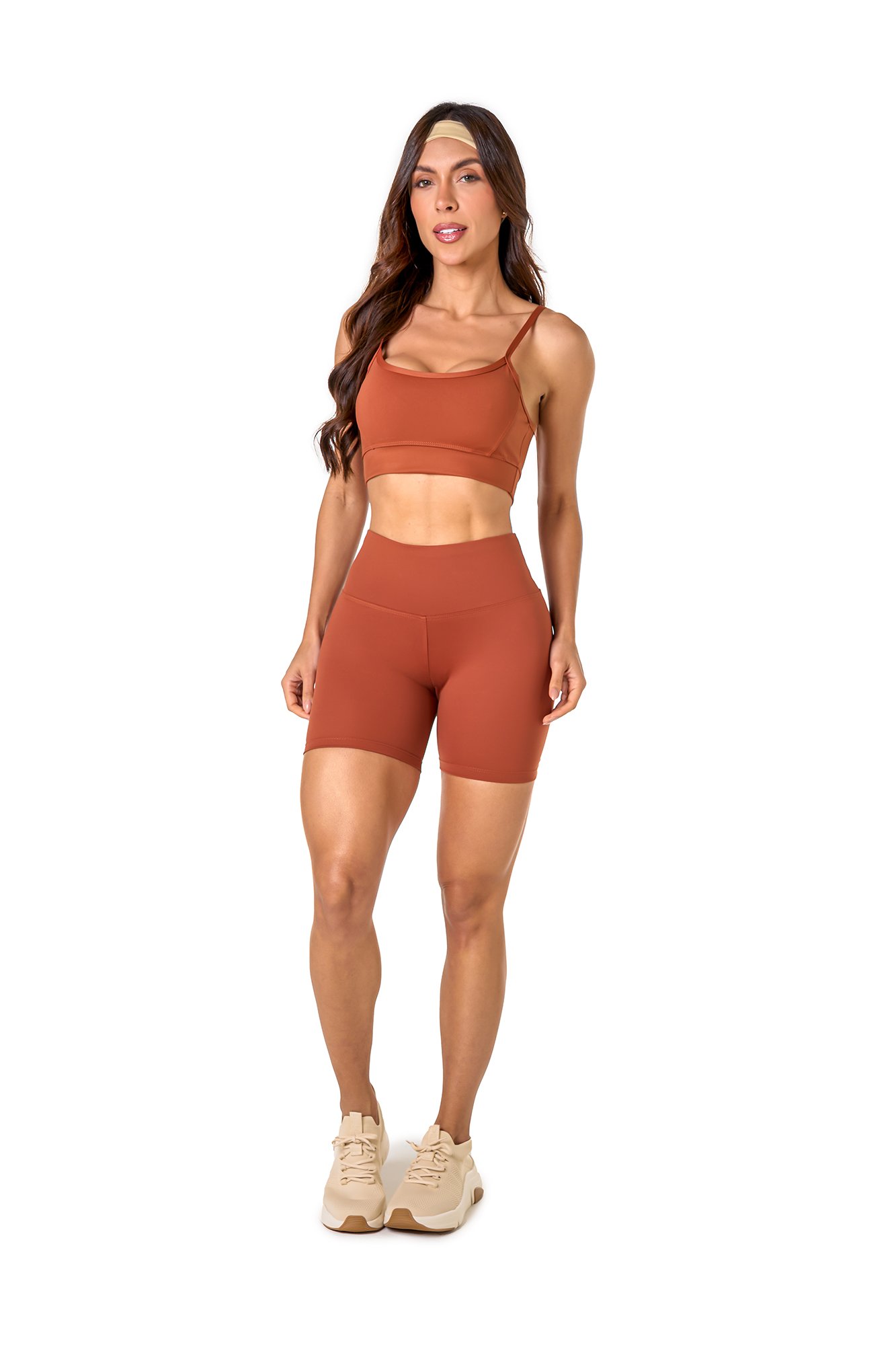 Conjunto bermuda básica marrom claro em poliamida, projetado para conforto e mobilidade, ideal para treinos com estilo e praticidade.