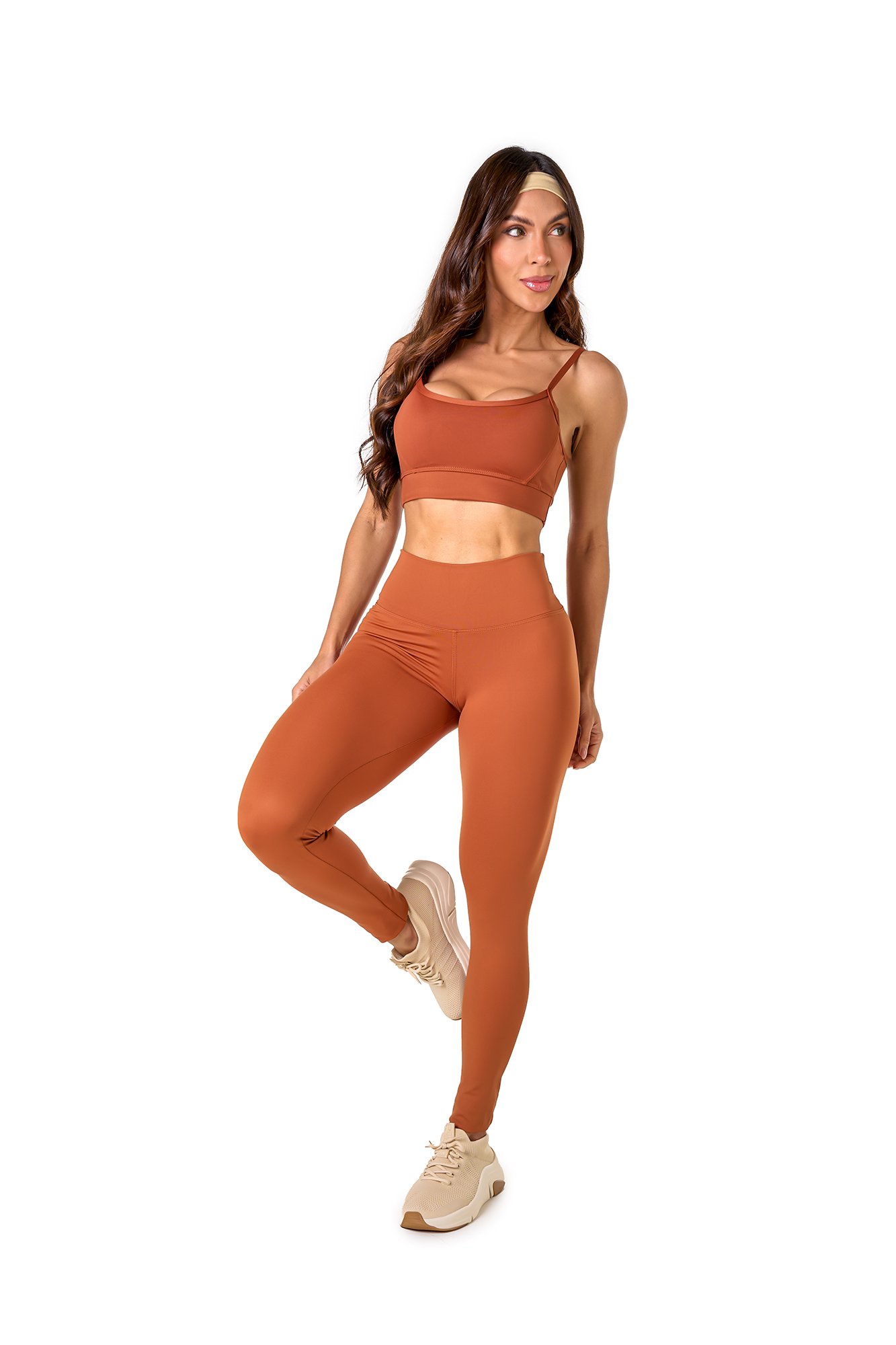 Conjunto básico marrom claro em poliamida, projetado para conforto e mobilidade, ideal para treinos com estilo e praticidade.