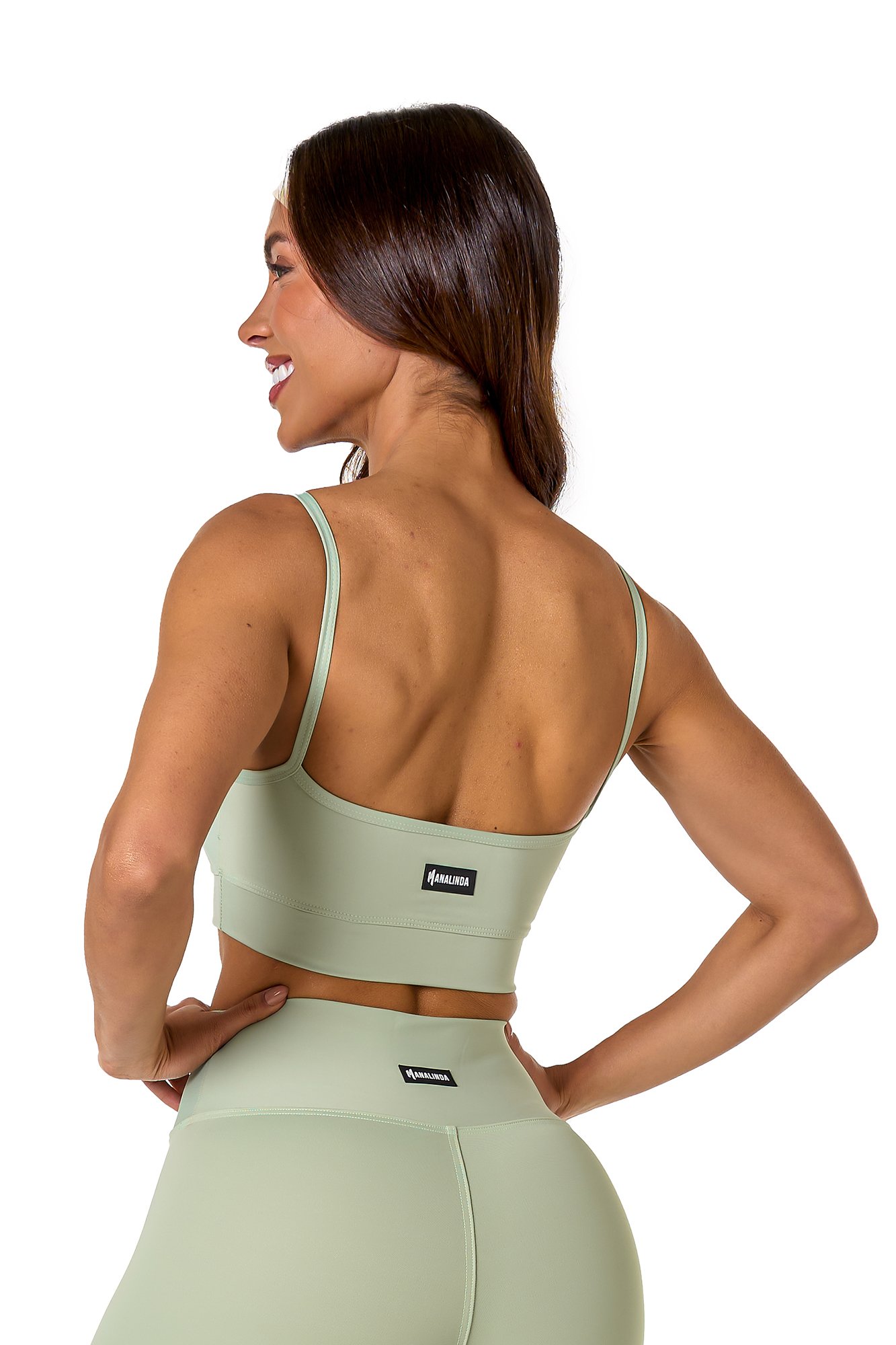 Top básico verde claro em poliamida, projetado para conforto e mobilidade, ideal para treinos com estilo e praticidade.