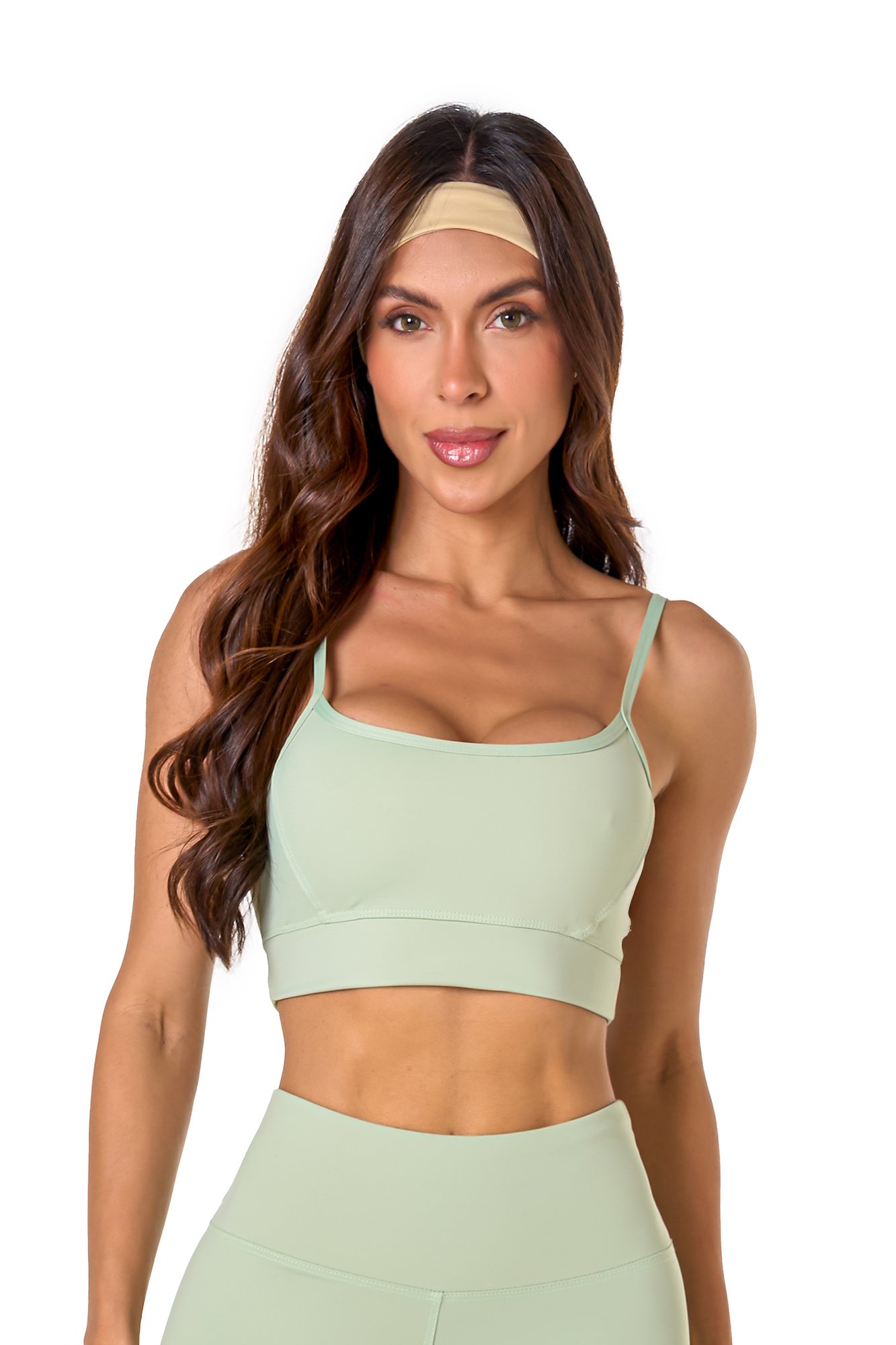 Top básico verde claro em poliamida, projetado para conforto e mobilidade, ideal para treinos com estilo e praticidade.