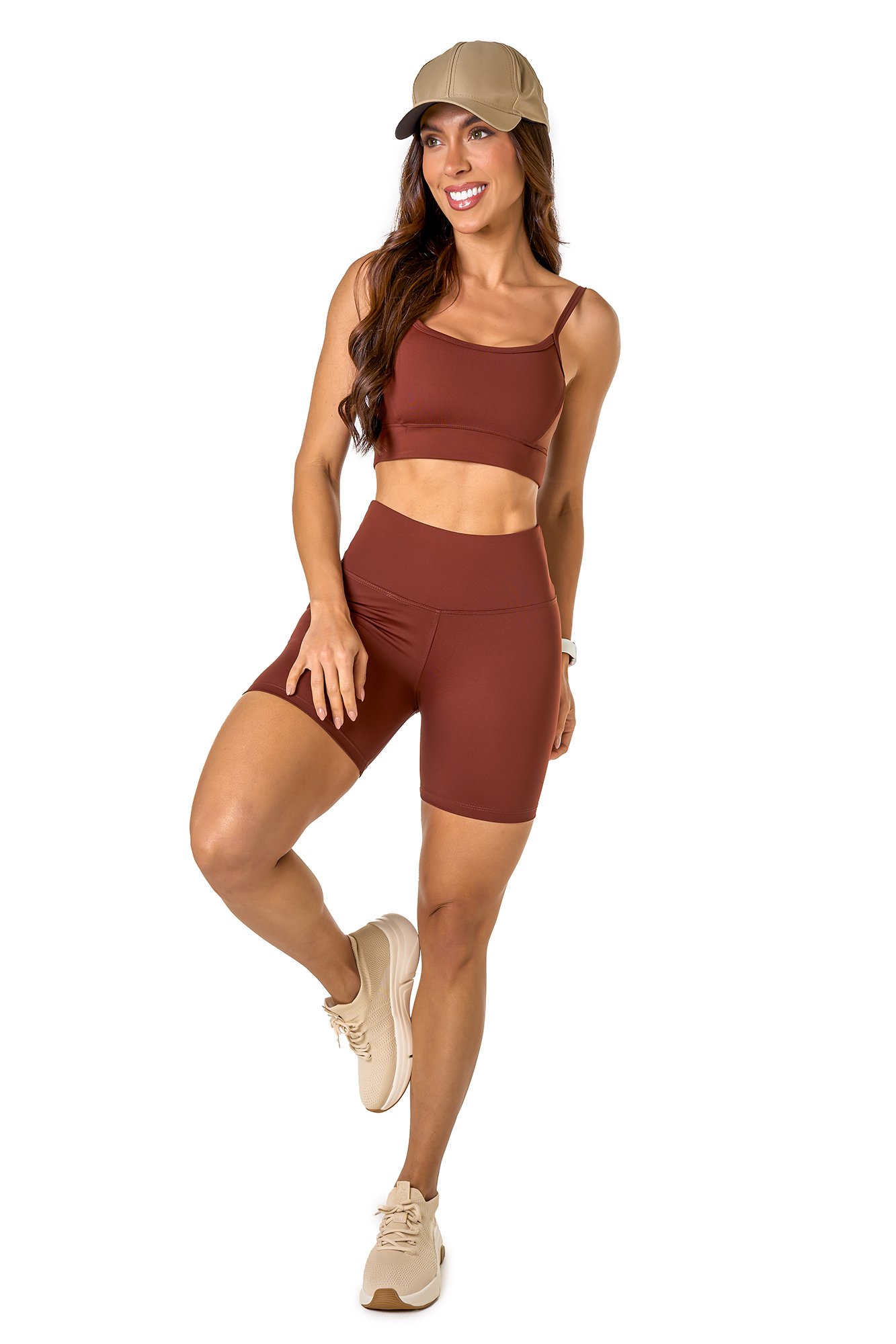 Conjunto bermuda básica marrom escuro em poliamida, projetado para conforto e mobilidade, ideal para treinos com estilo e praticidade.