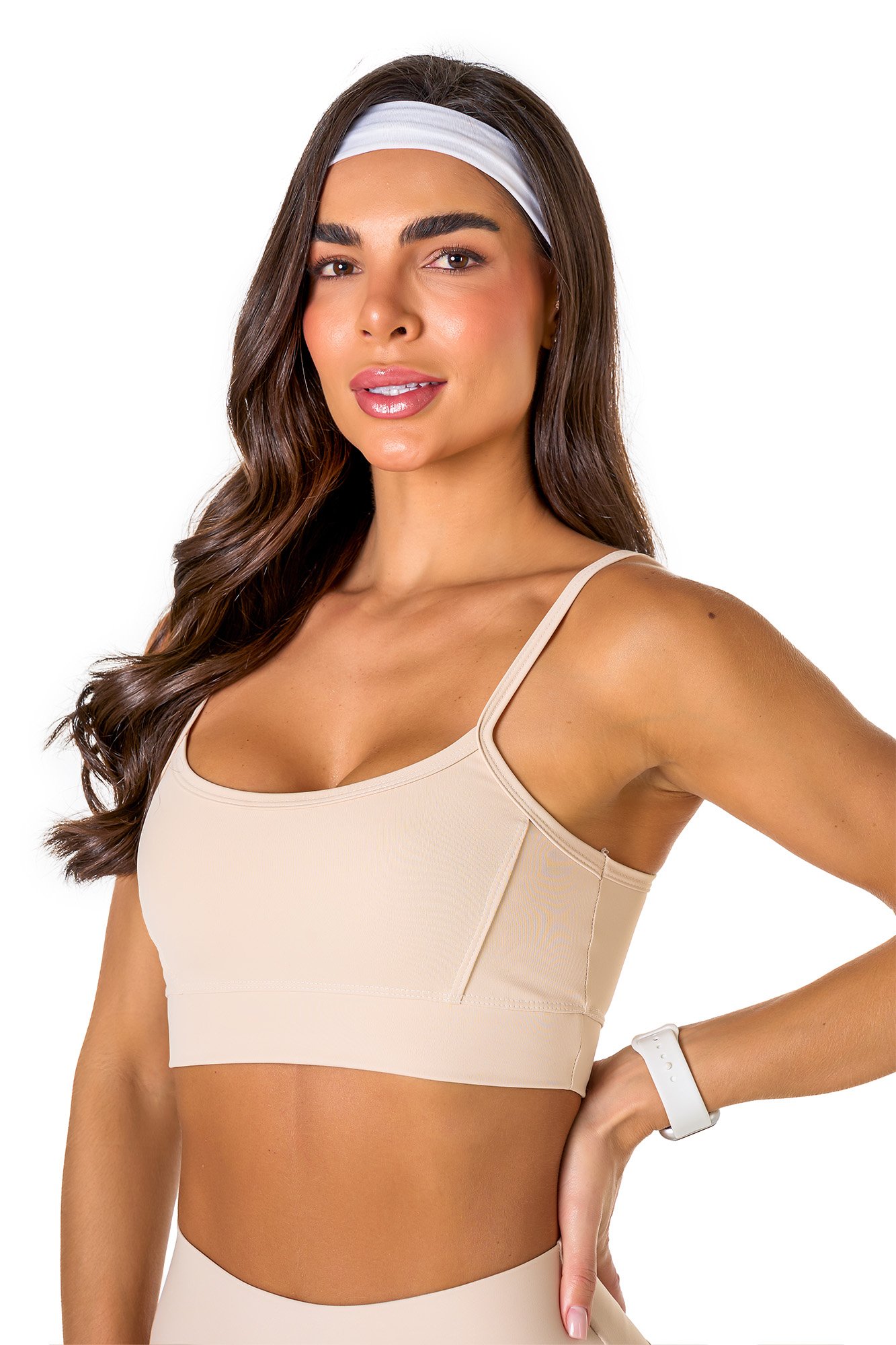 Top básico off white em poliamida, projetado para conforto e mobilidade, ideal para treinos com estilo e praticidade.