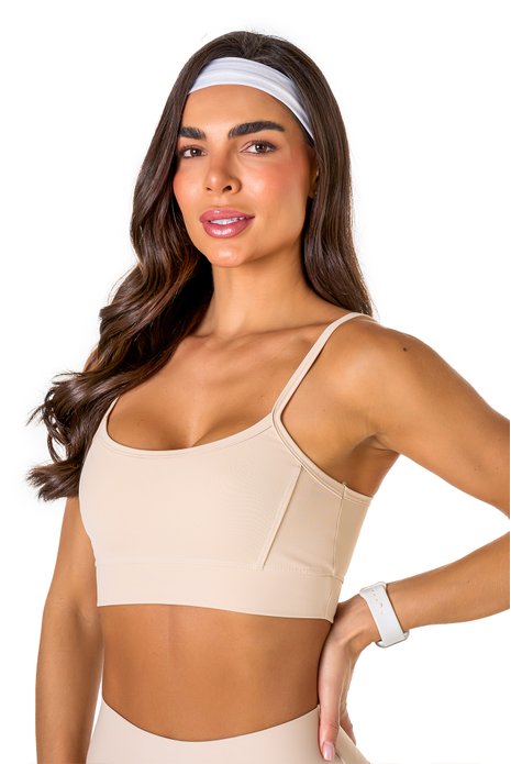 Top básico off white em poliamida, projetado para conforto e mobilidade, ideal para treinos com estilo e praticidade.