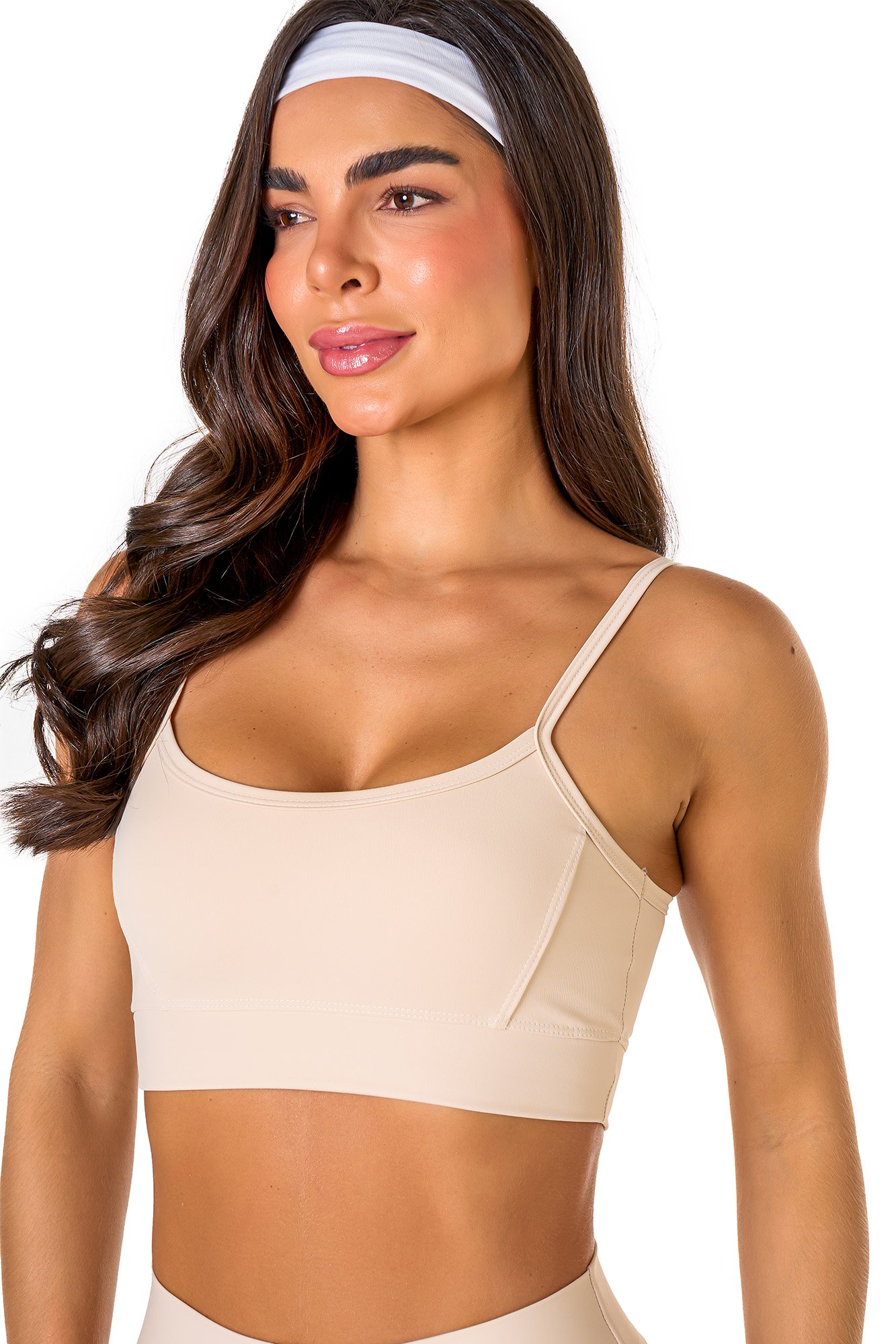 Top básico off white em poliamida, projetado para conforto e mobilidade, ideal para treinos com estilo e praticidade.