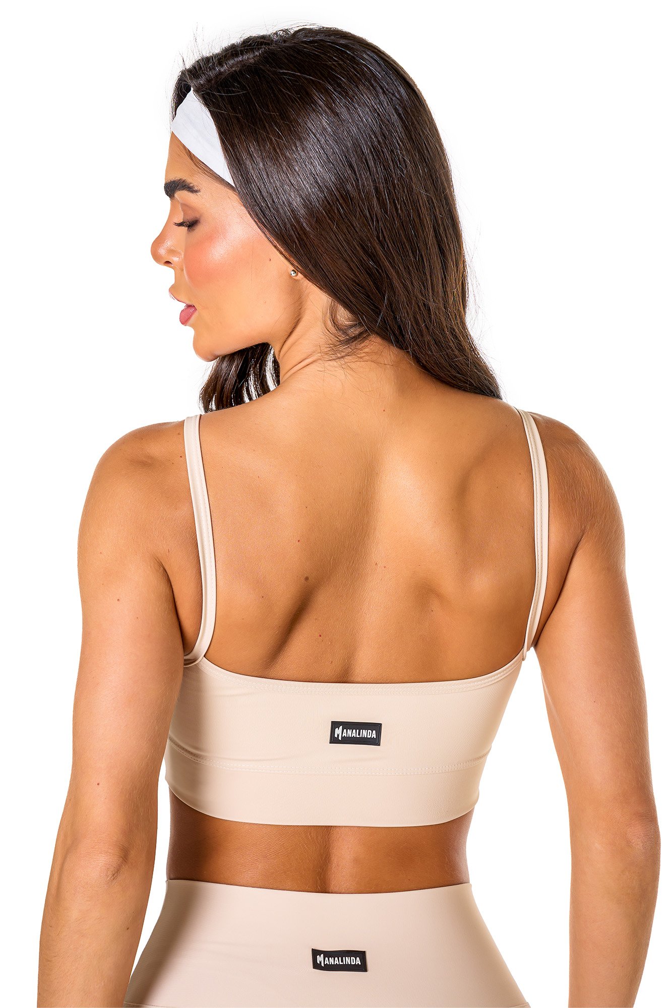 Top básico off white em poliamida, projetado para conforto e mobilidade, ideal para treinos com estilo e praticidade.