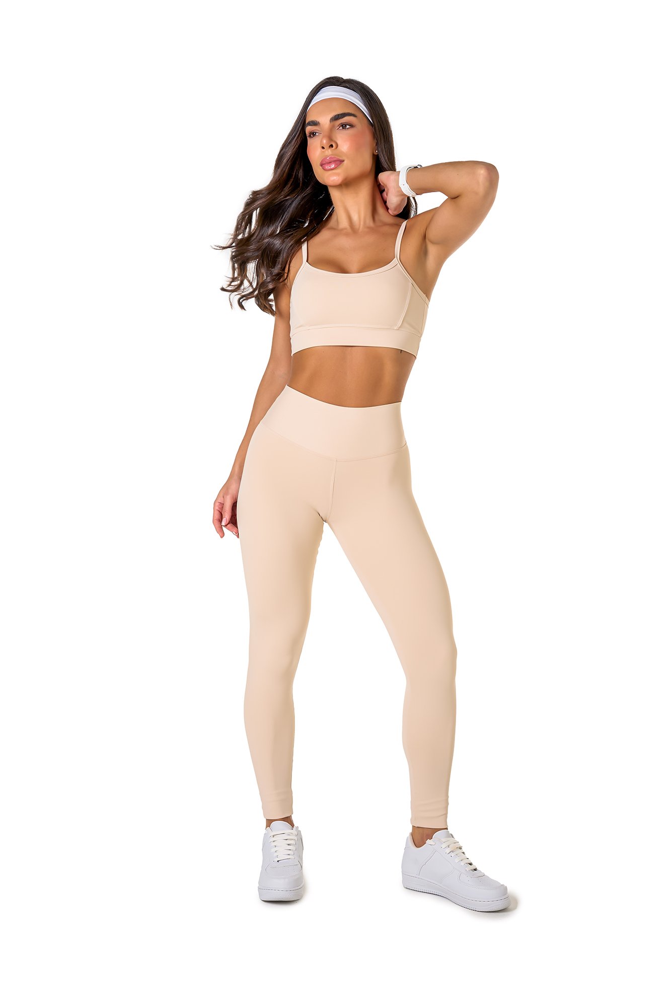 Conjunto básico off white em poliamida, projetado para conforto e mobilidade, ideal para treinos com estilo e praticidade.