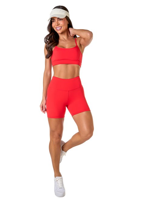 Conjunto bermuda básica vermelho em poliamida, projetado para conforto e mobilidade, ideal para treinos com estilo e praticidade.