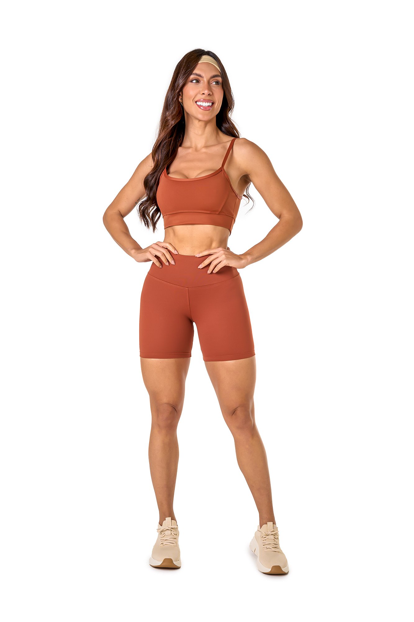 Conjunto Bermuda Marrom Claro em Poliamida Conjunto bermuda básica marrom claro em poliamida, projetado para conforto e mobilidade, ideal para treinos com estilo e praticidade.