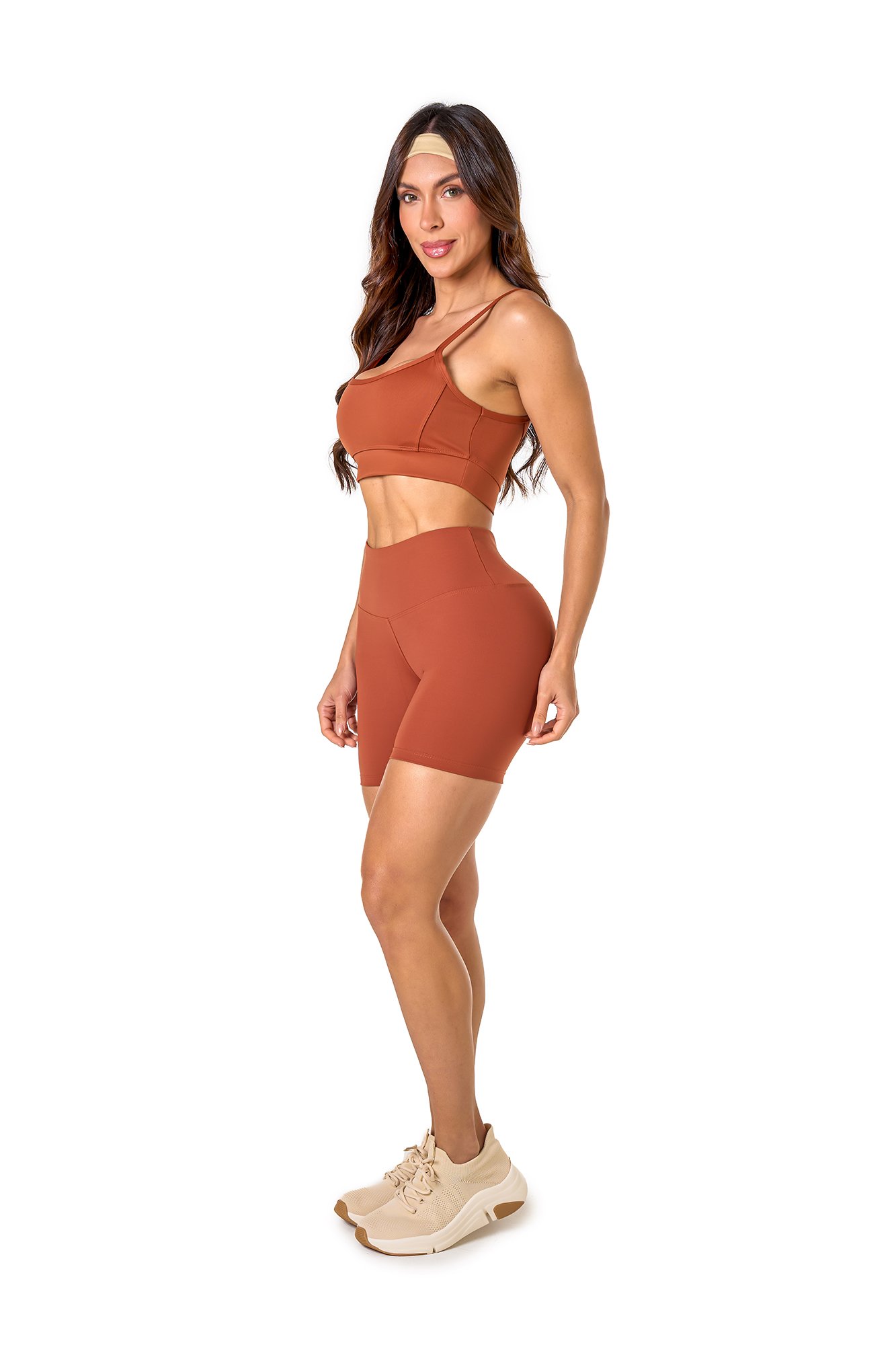 Conjunto Bermuda Marrom Claro em Poliamida Conjunto bermuda básica marrom claro em poliamida, projetado para conforto e mobilidade, ideal para treinos com estilo e praticidade.