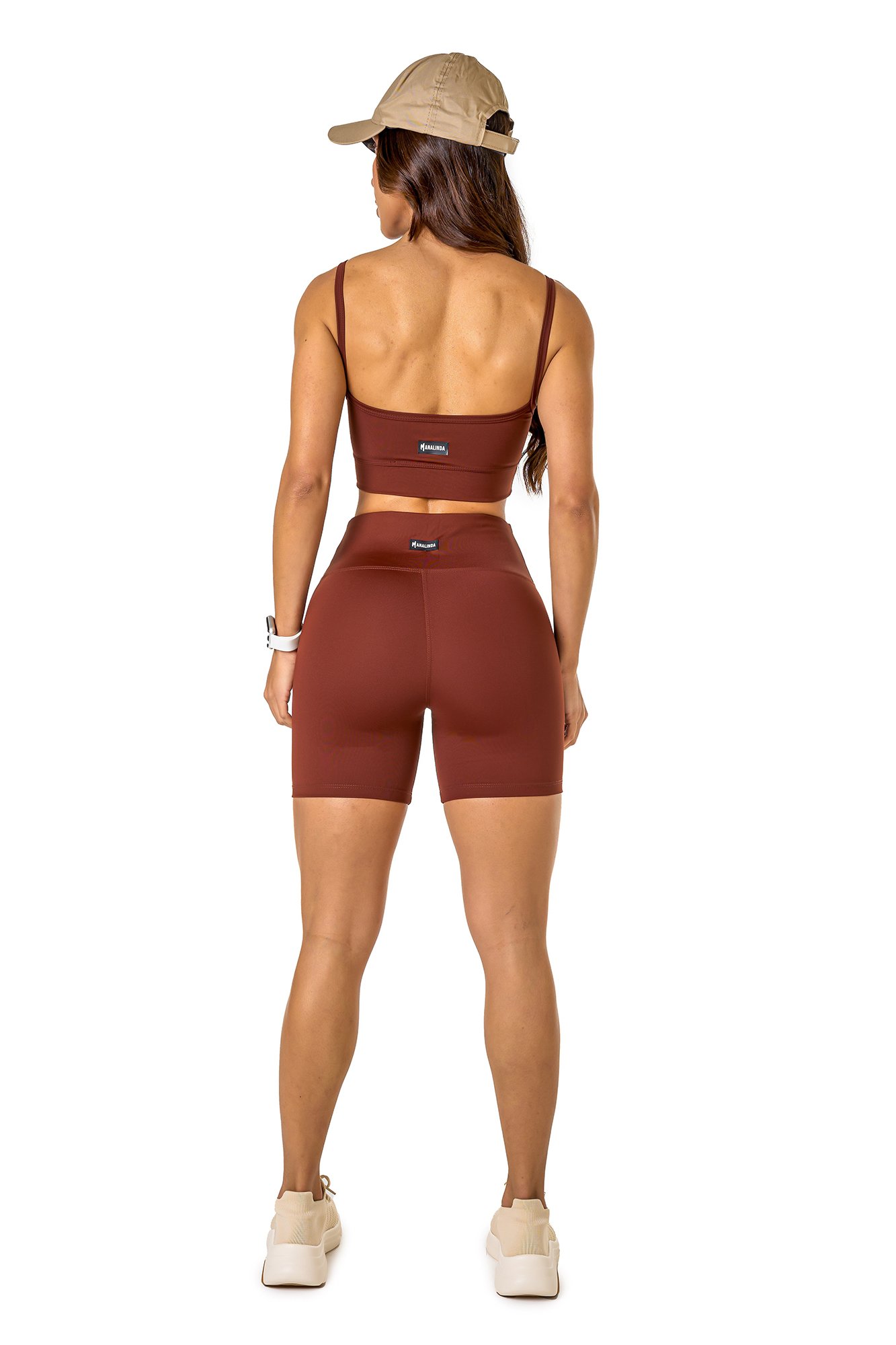 Conjunto bermuda básica marrom escuro em poliamida, projetado para conforto e mobilidade, ideal para treinos com estilo e praticidade.