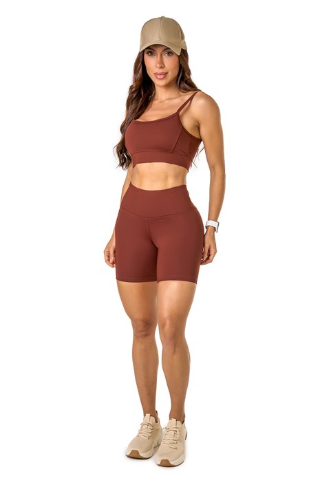 Conjunto bermuda básica marrom escuro em poliamida, projetado para conforto e mobilidade, ideal para treinos com estilo e praticidade.