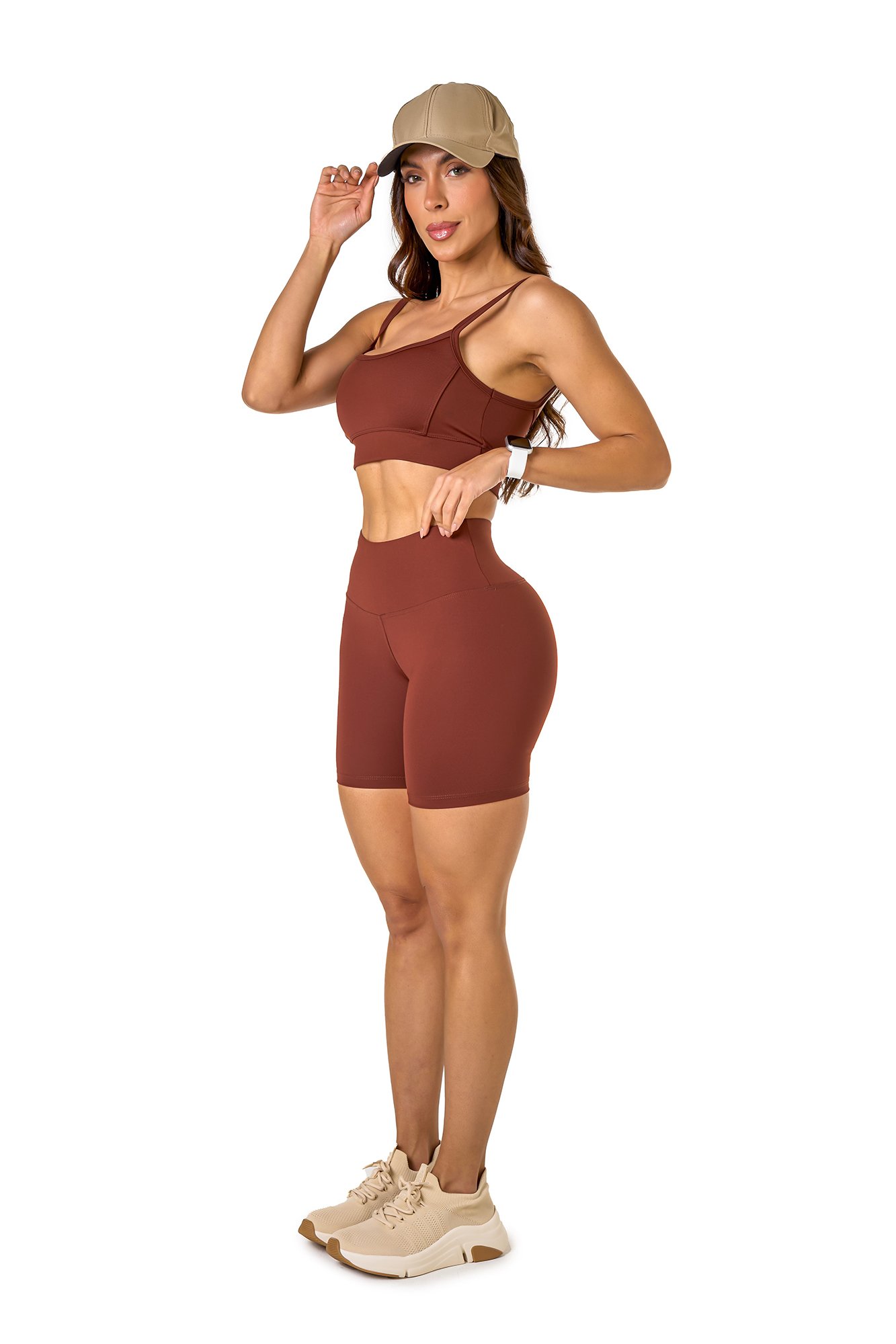 Conjunto bermuda básica marrom escuro em poliamida, projetado para conforto e mobilidade, ideal para treinos com estilo e praticidade.